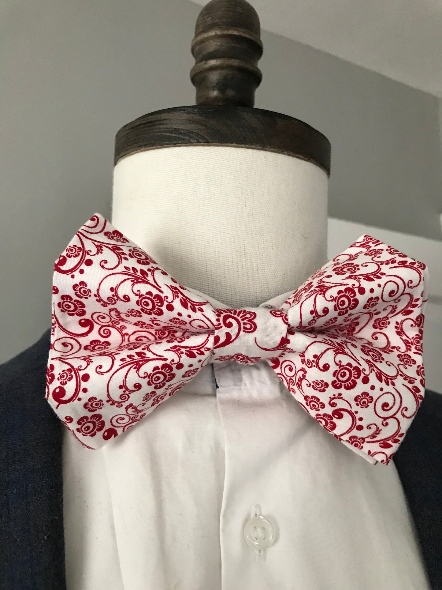 Red and white prettied bowtie