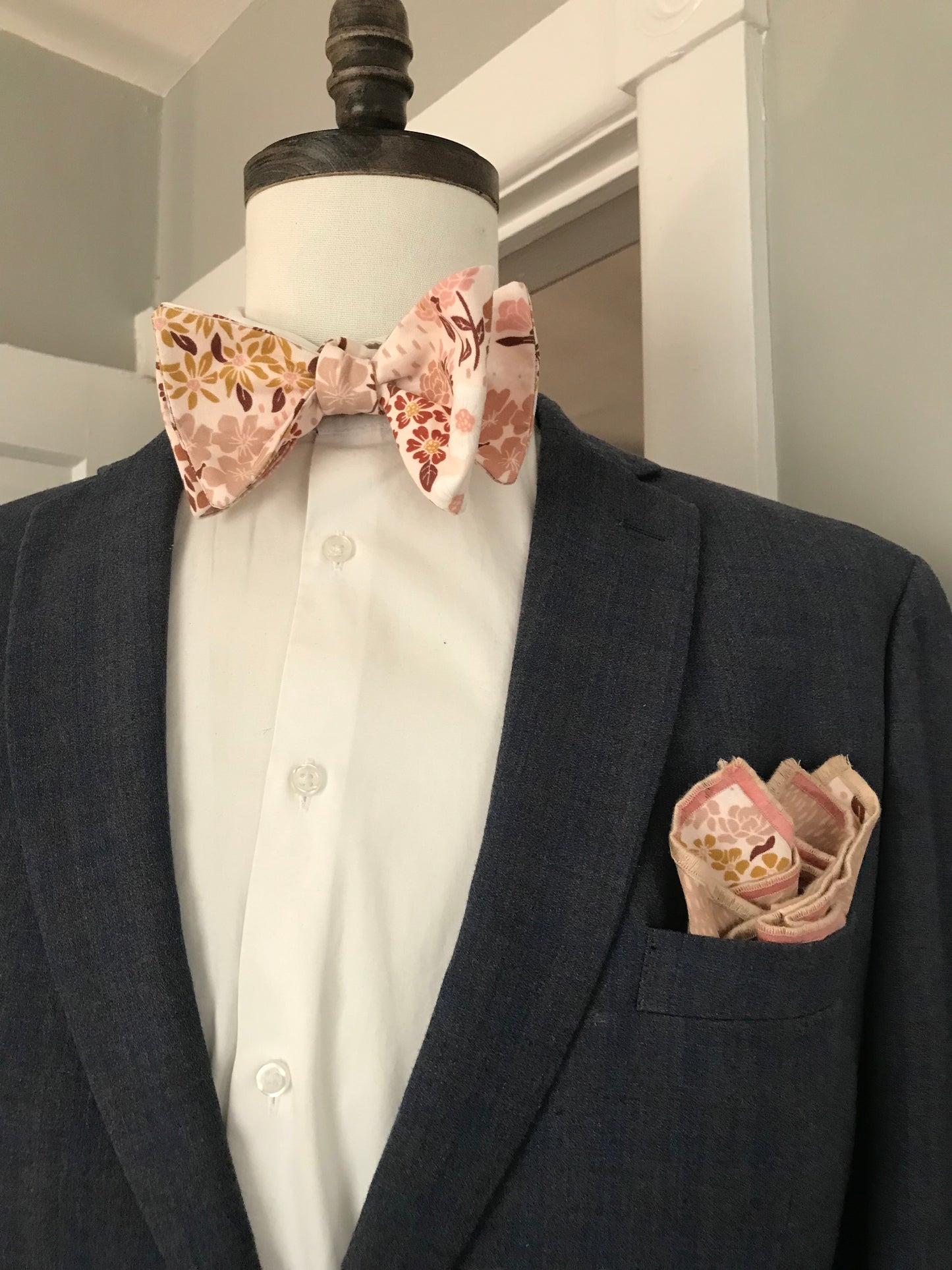 Peach tan specks of brown bowtie set (FATBOW)