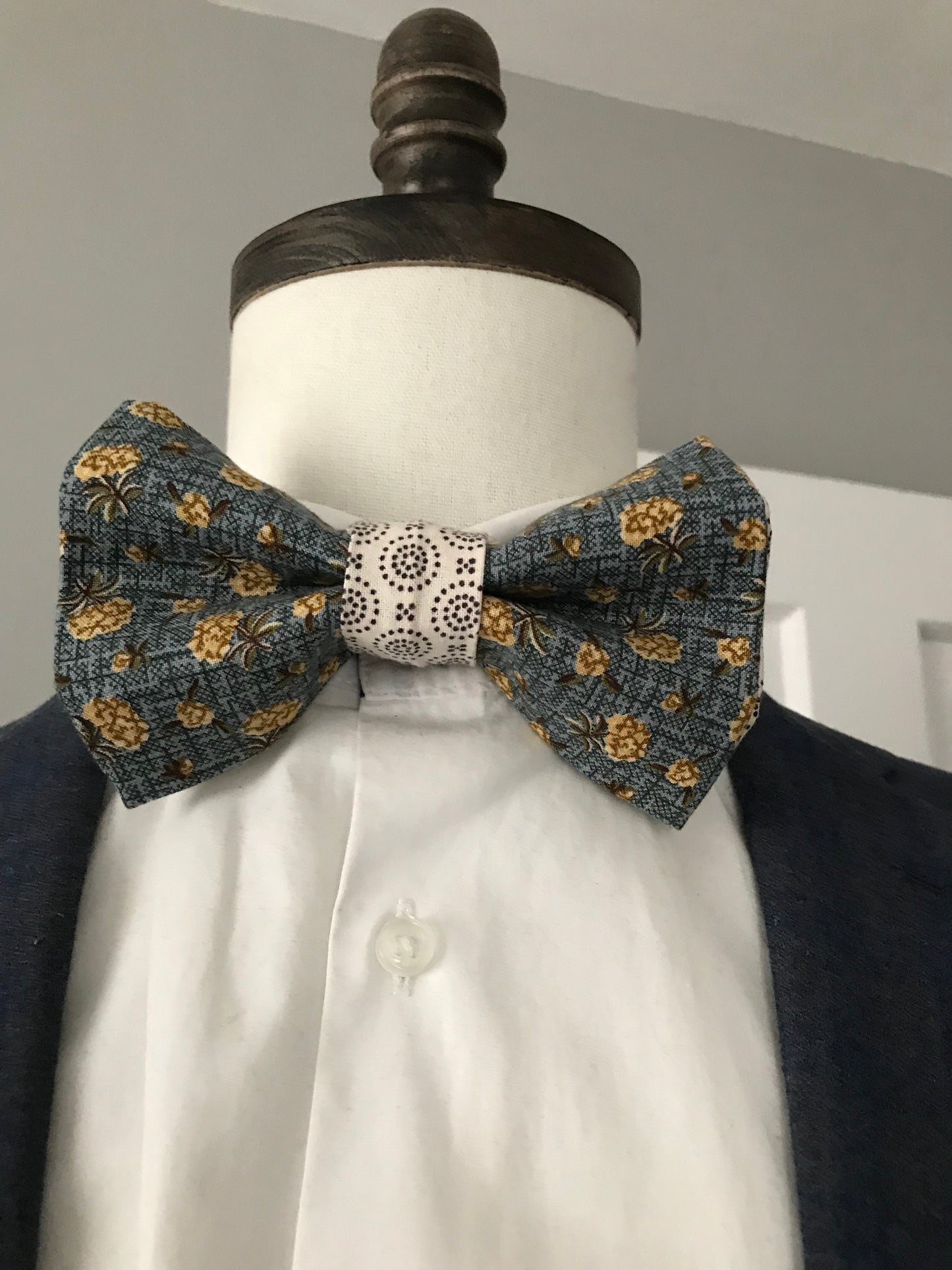 Grayish and gold prettied Bowtie