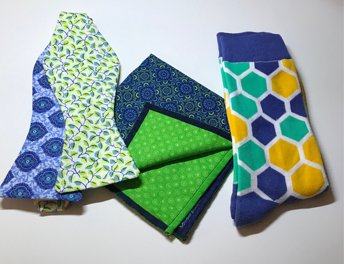 Green and blue blended reversible Bowtie set with blending socks