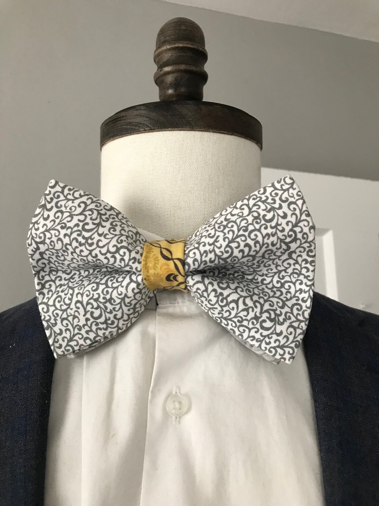 Light grey prettied bowtie