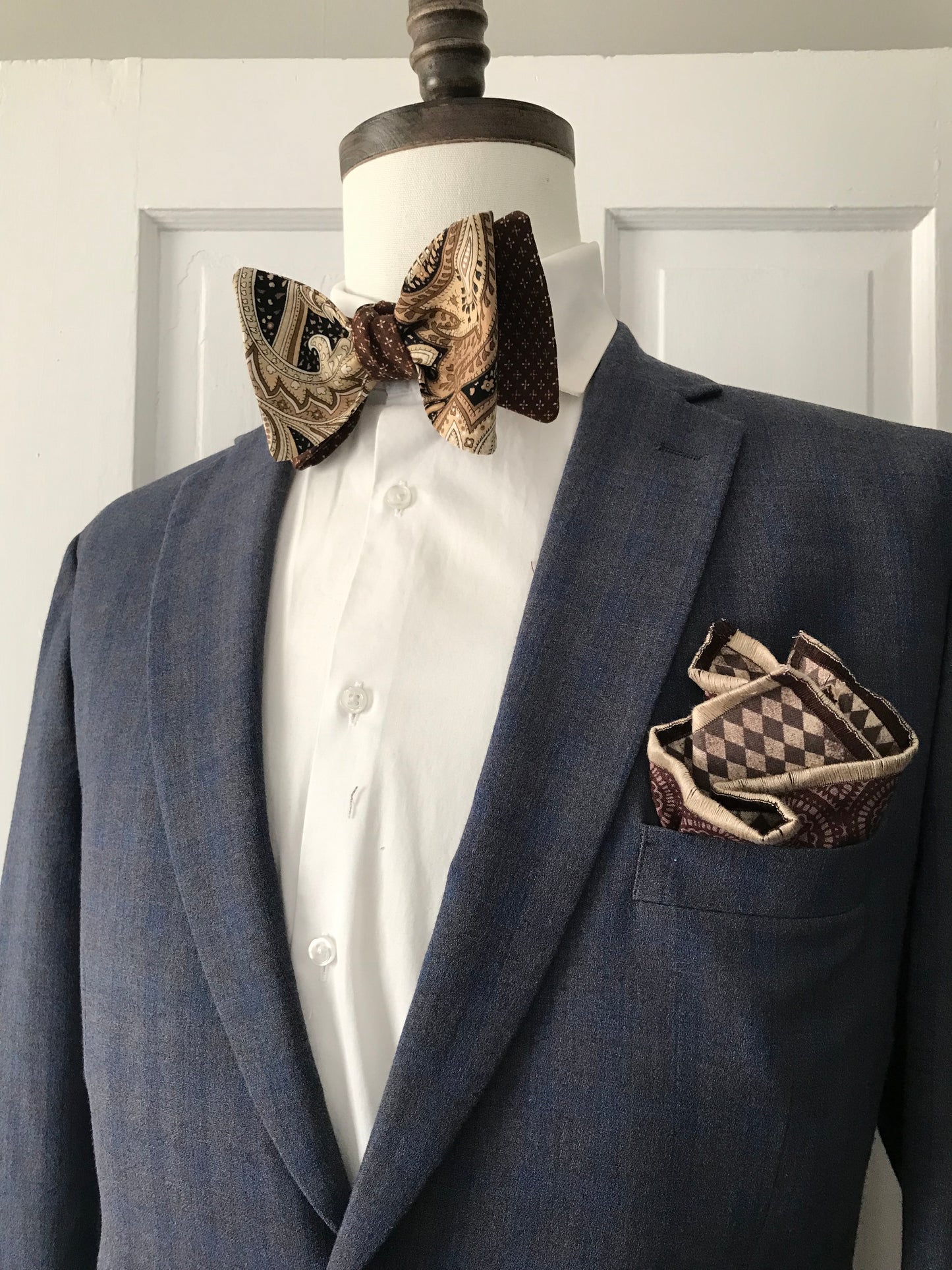 Brown paisley and brown print reversible Bowtie set (FATBOW)