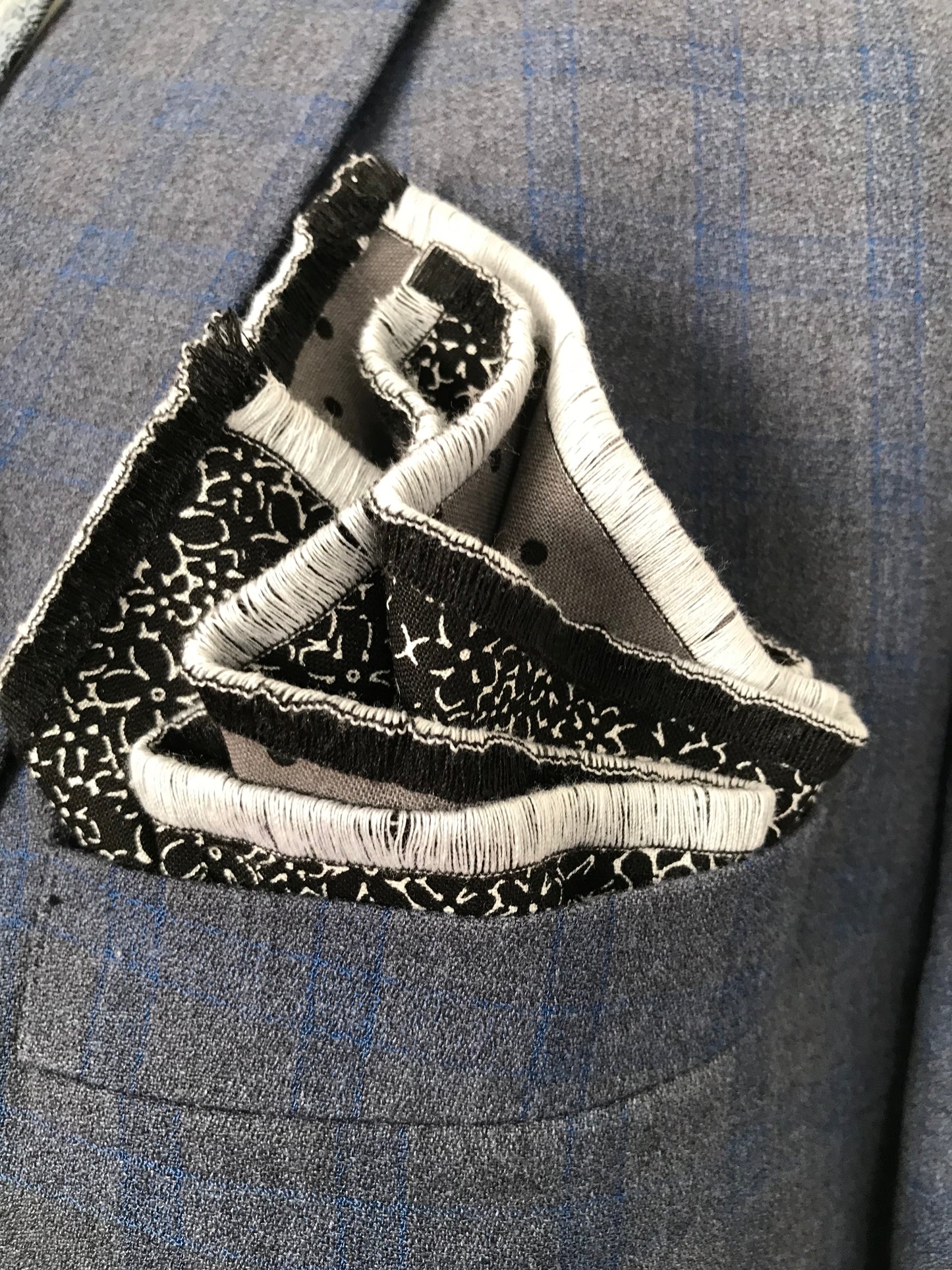 Black dot and mixed black and blue paisley print reversible Bowtie set (FATBOW)