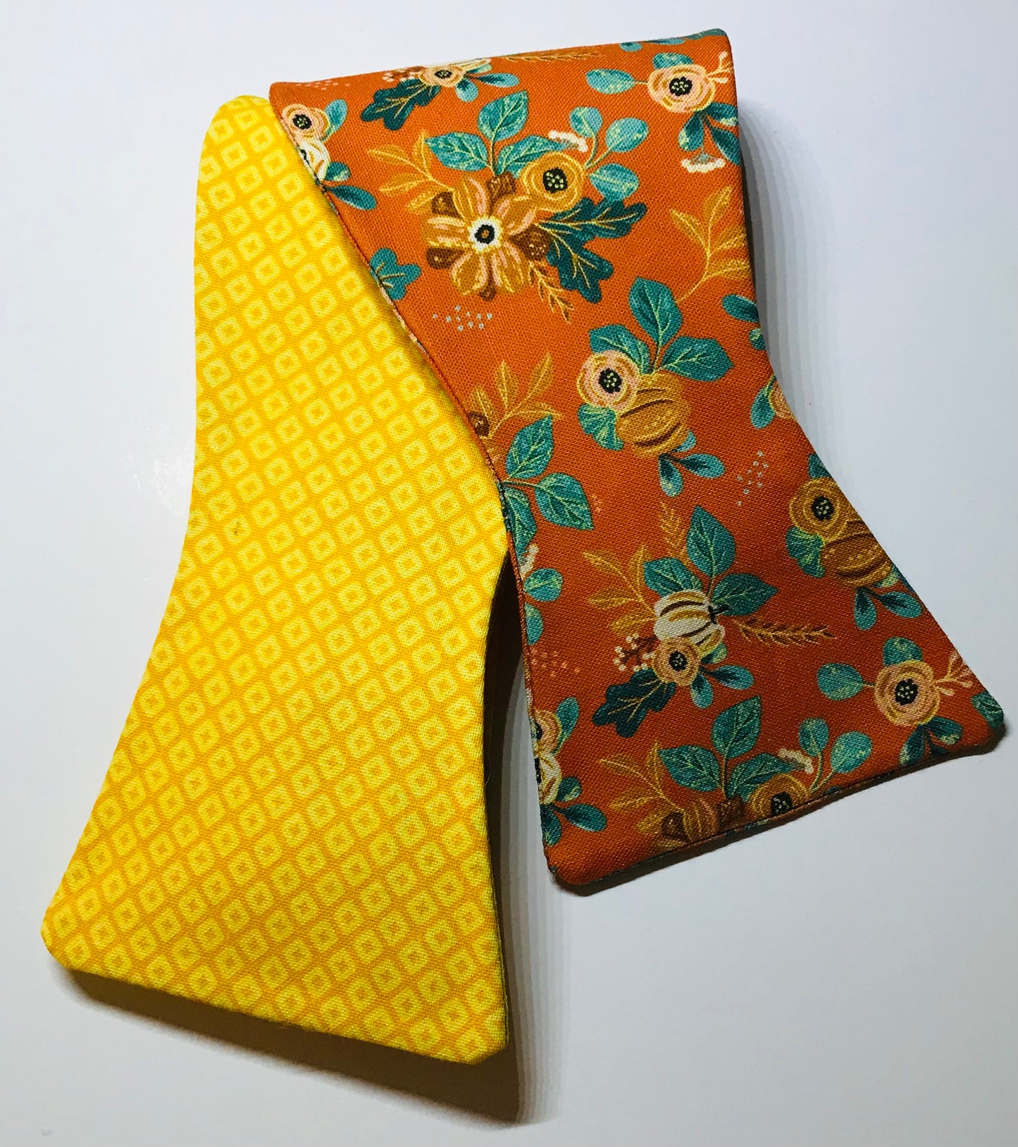 Orange and teal reversible Bowtie set with blending socks (FATBOW)