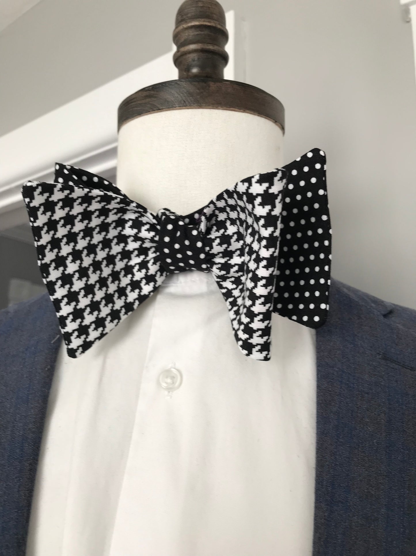 Black and White print reversible Bowtie set (FATBOW)