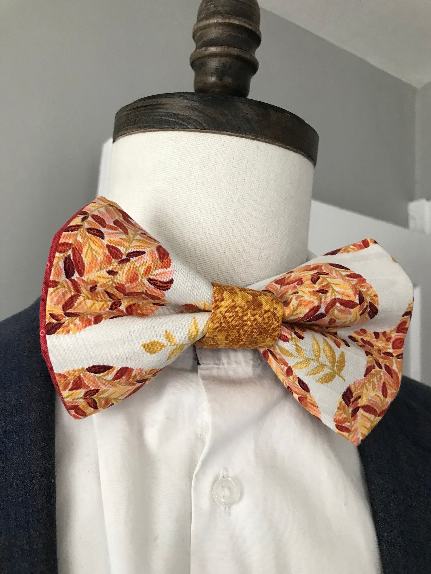 Gold and white prettied Bowtie