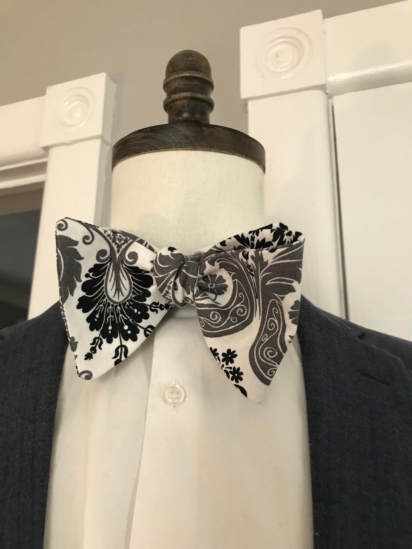 Grey and black paisley print Bowtie Set (FATBOW)