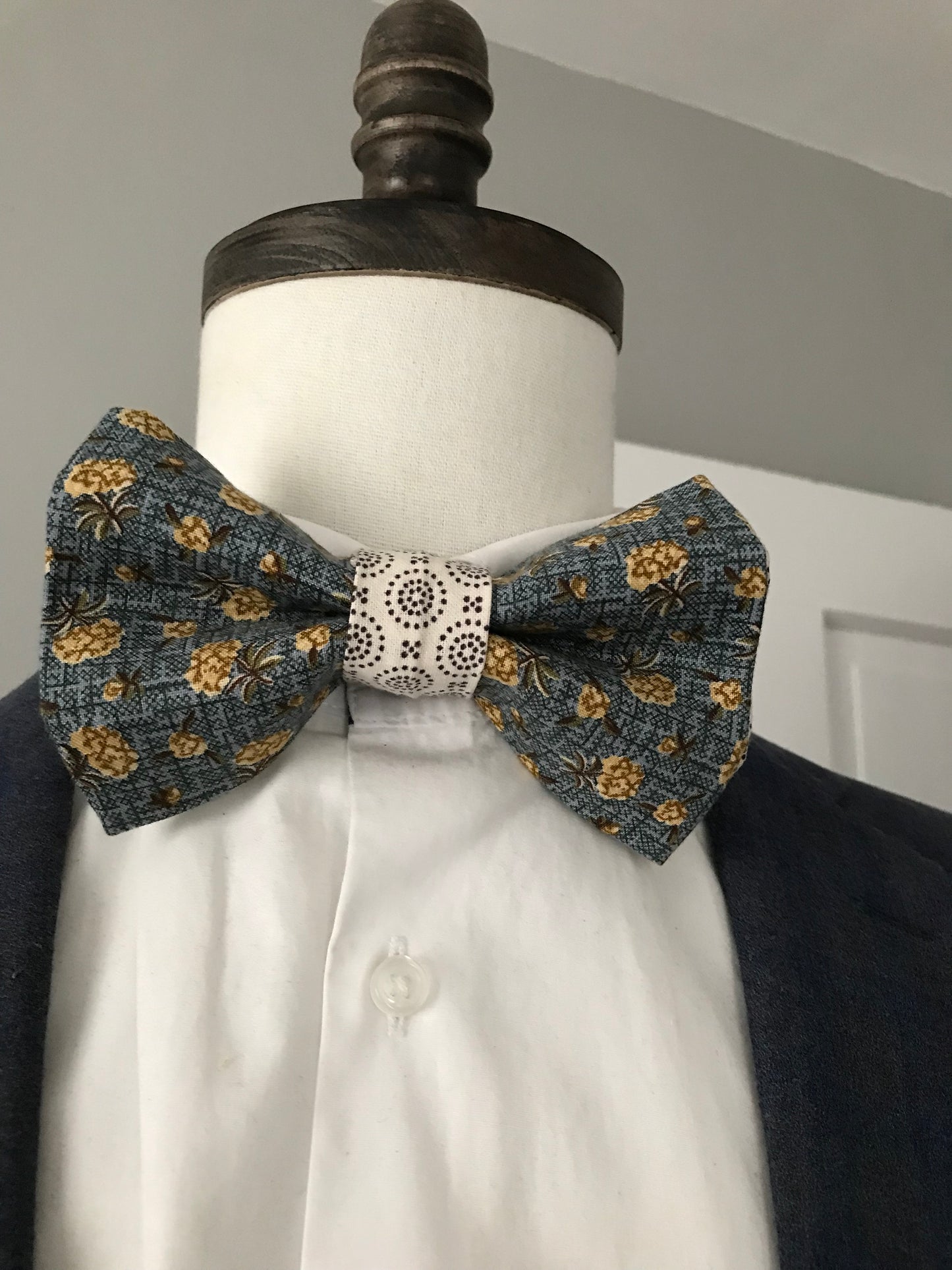 Grayish and gold prettied Bowtie