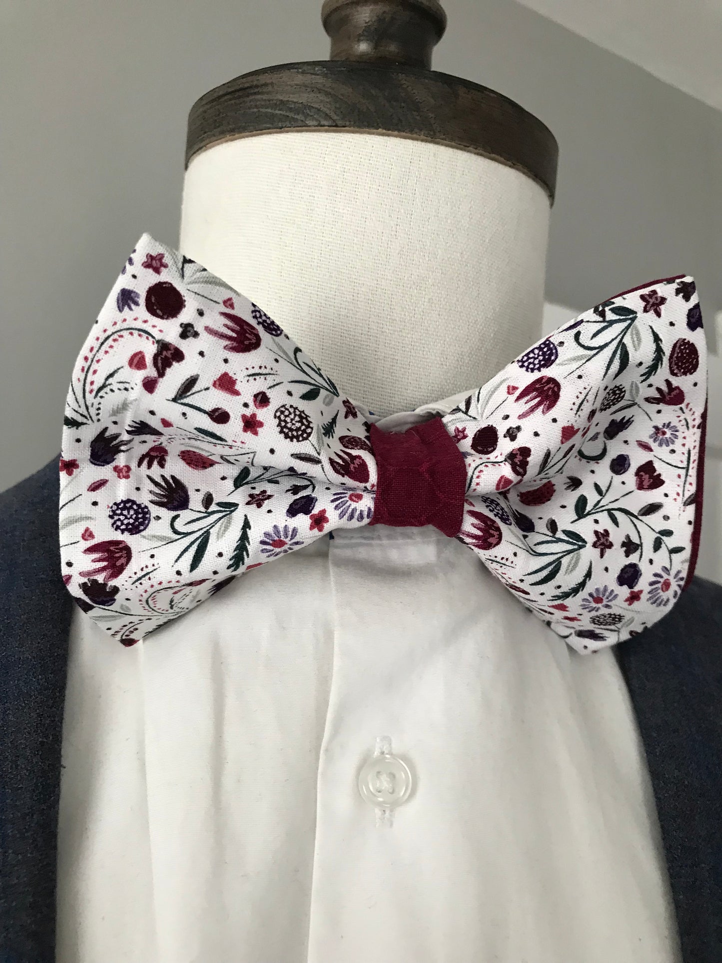 Red white and blue print prettied Bowtie