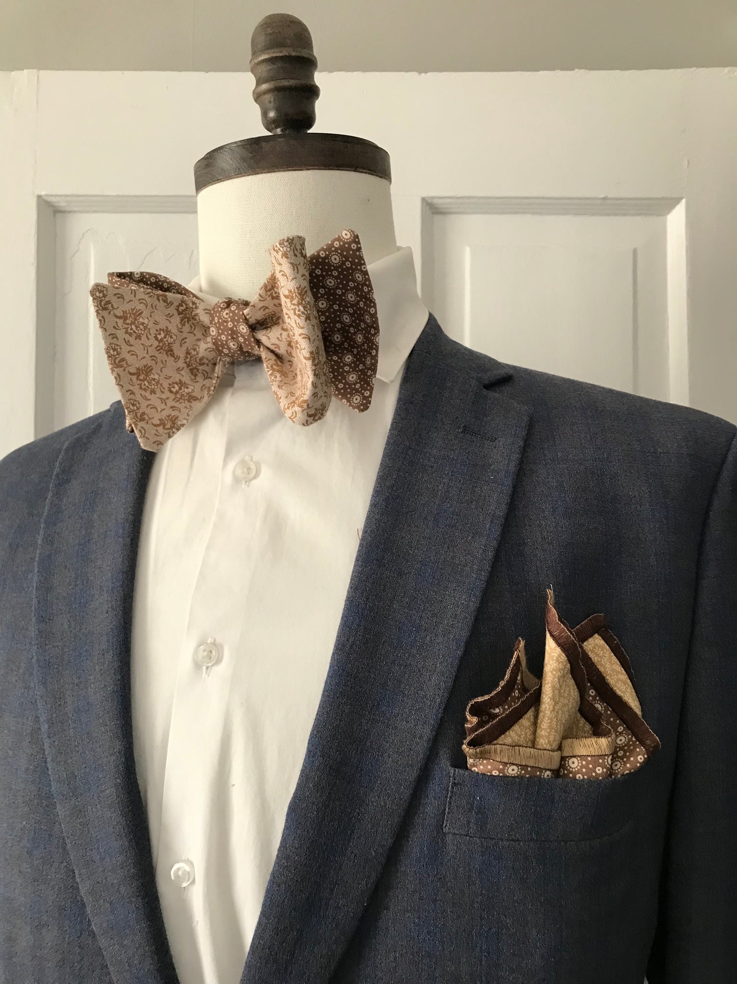 Tan and tan print reversible Bowtie set (FATBOW)