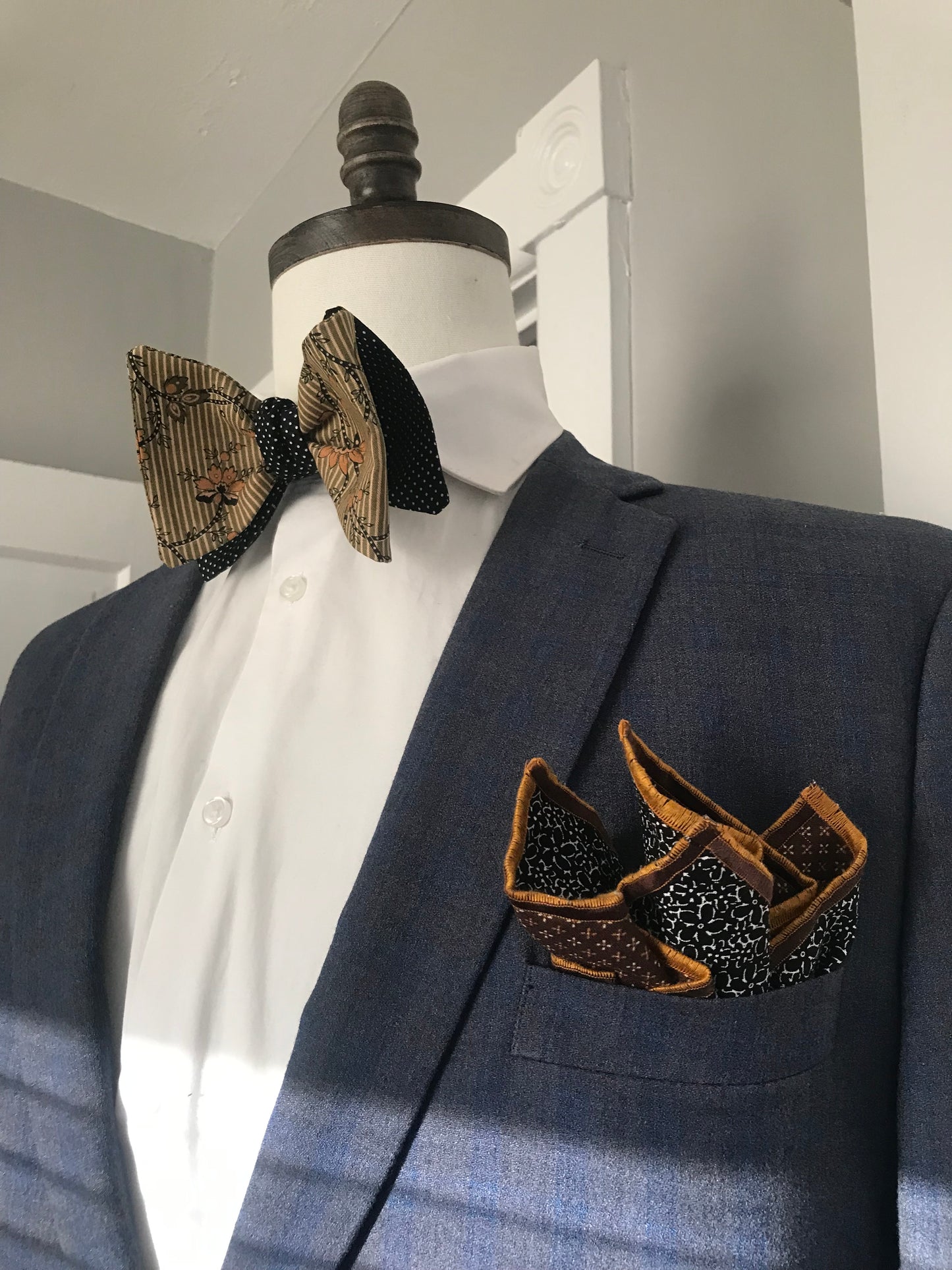 Black and goldish print reversible Bowtie set (FATBOW)