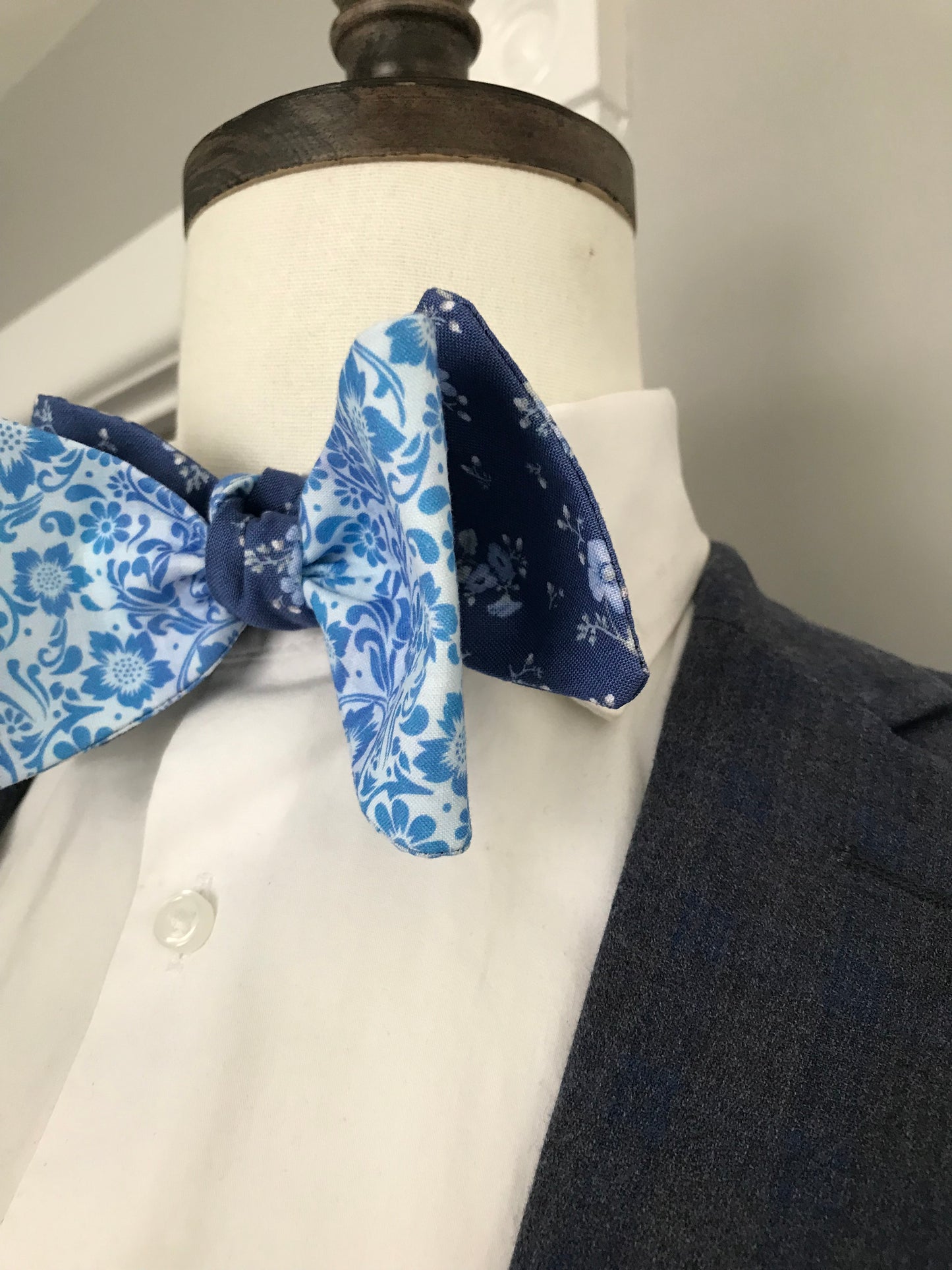 Light blue with blue print reversible Bowtie set (traditional)