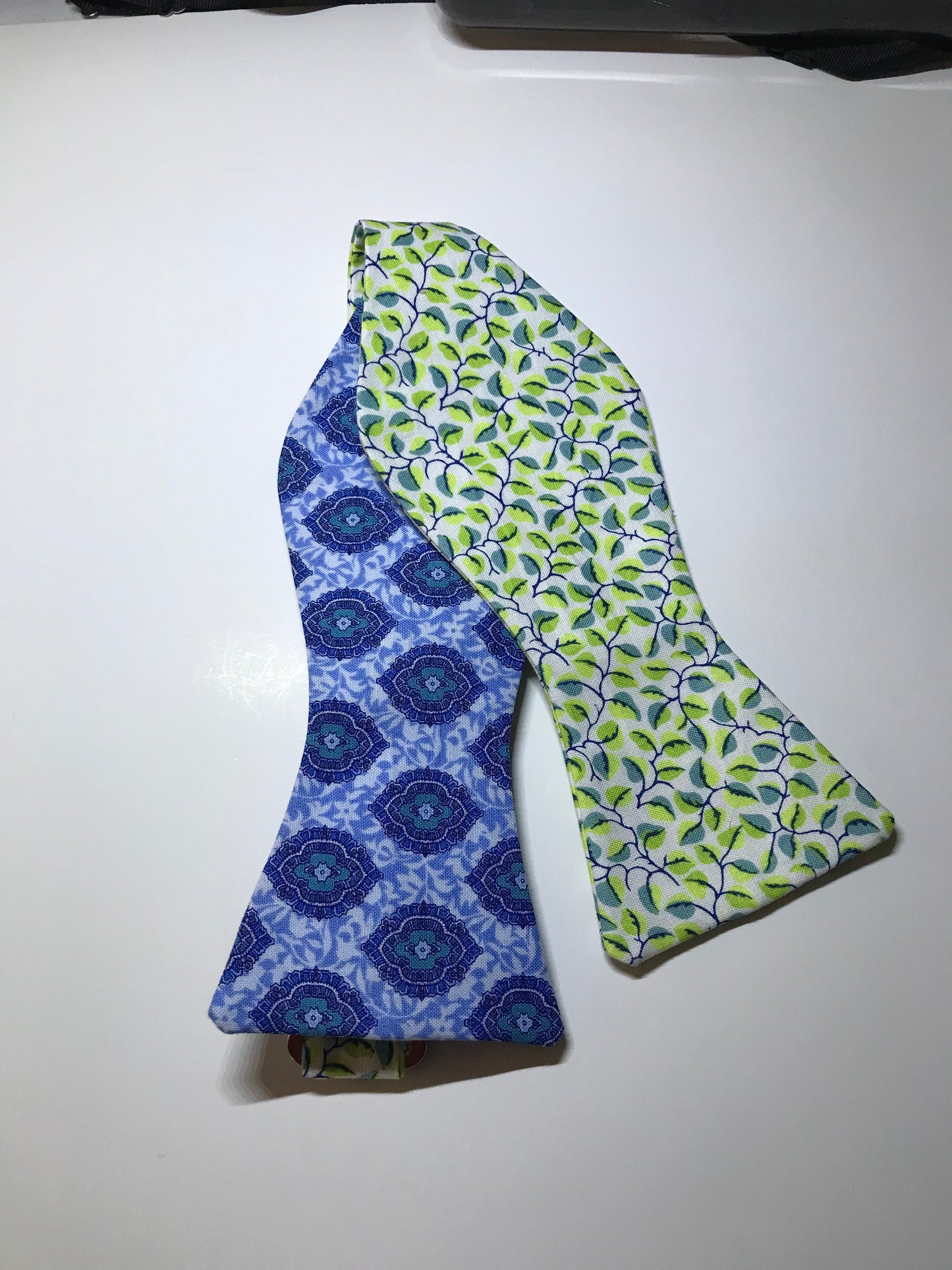 Green and blue blended reversible Bowtie set with blending socks