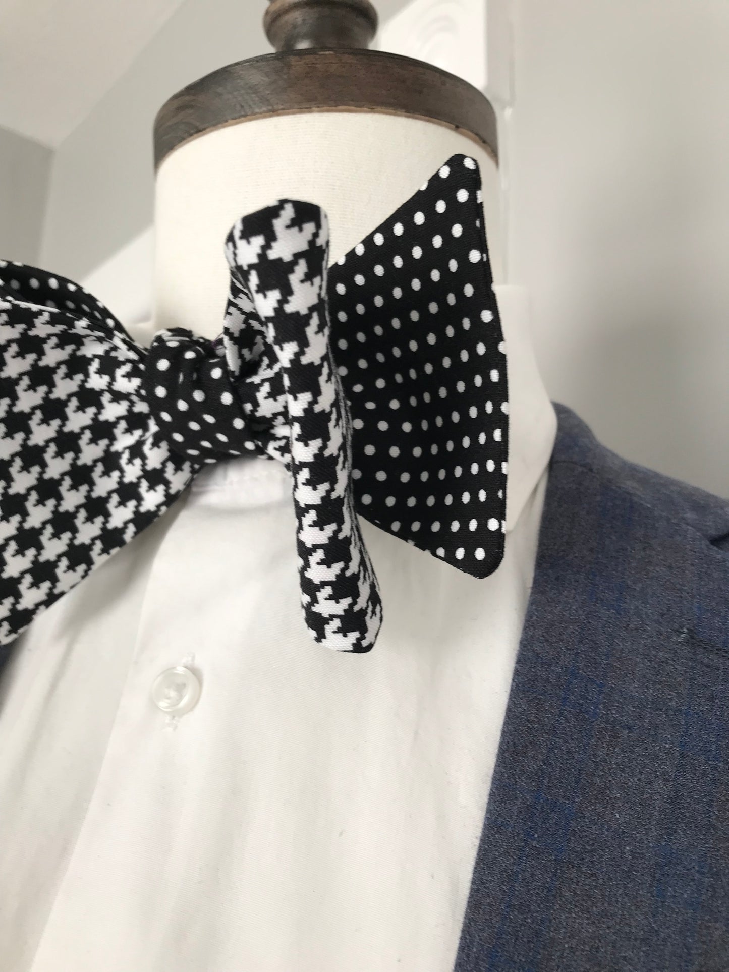 Black and White print reversible Bowtie set (FATBOW)