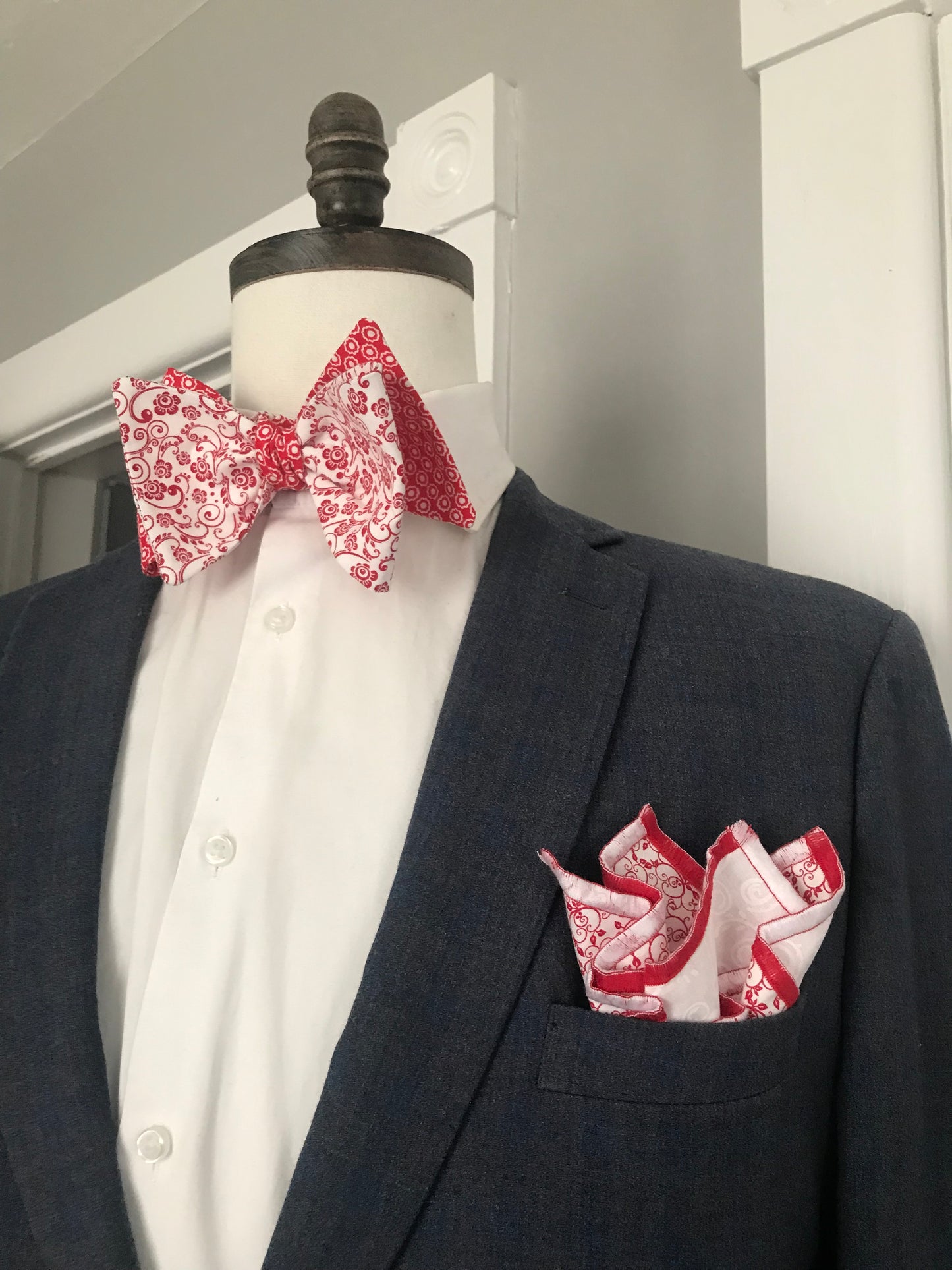 Red and white reversible Bowtie set (FATBOW)