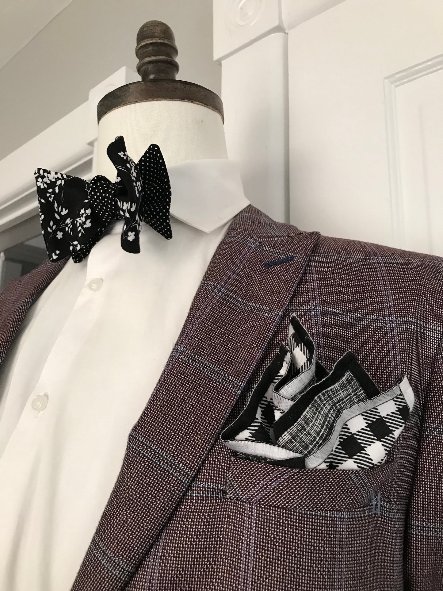 Black print and black and white paisley print reversible Bowtie set (traditional