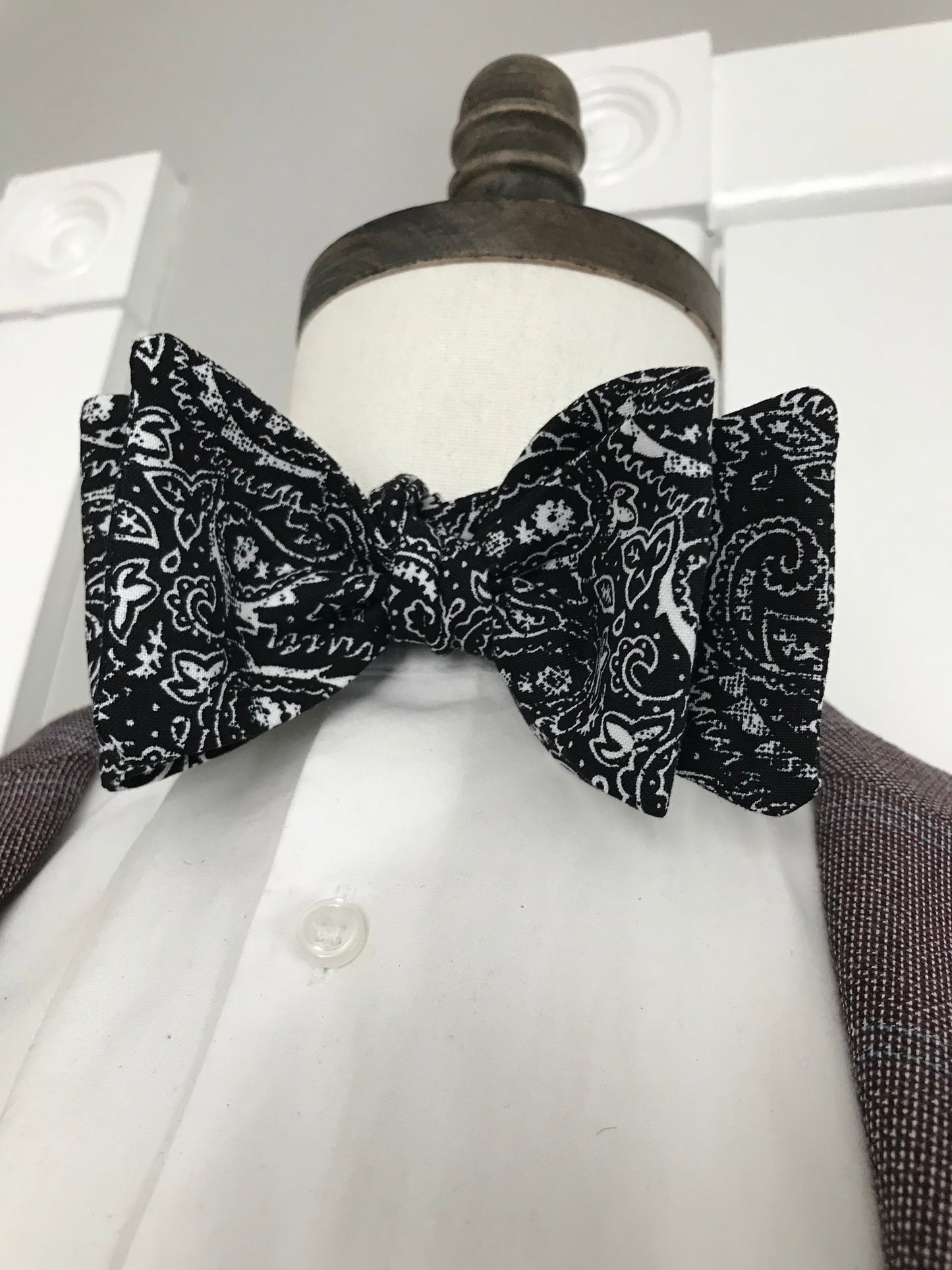 Black paisley Bowtie set (traditional)