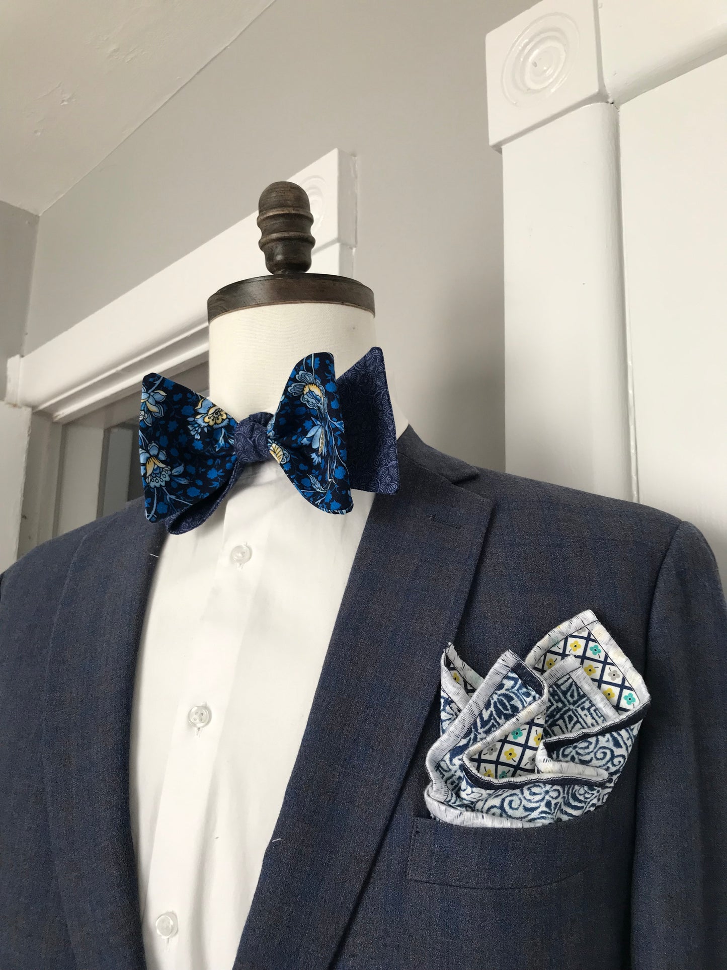 Blue and yellow print with blue paisley print reversible Bowtie set (FATBOW)