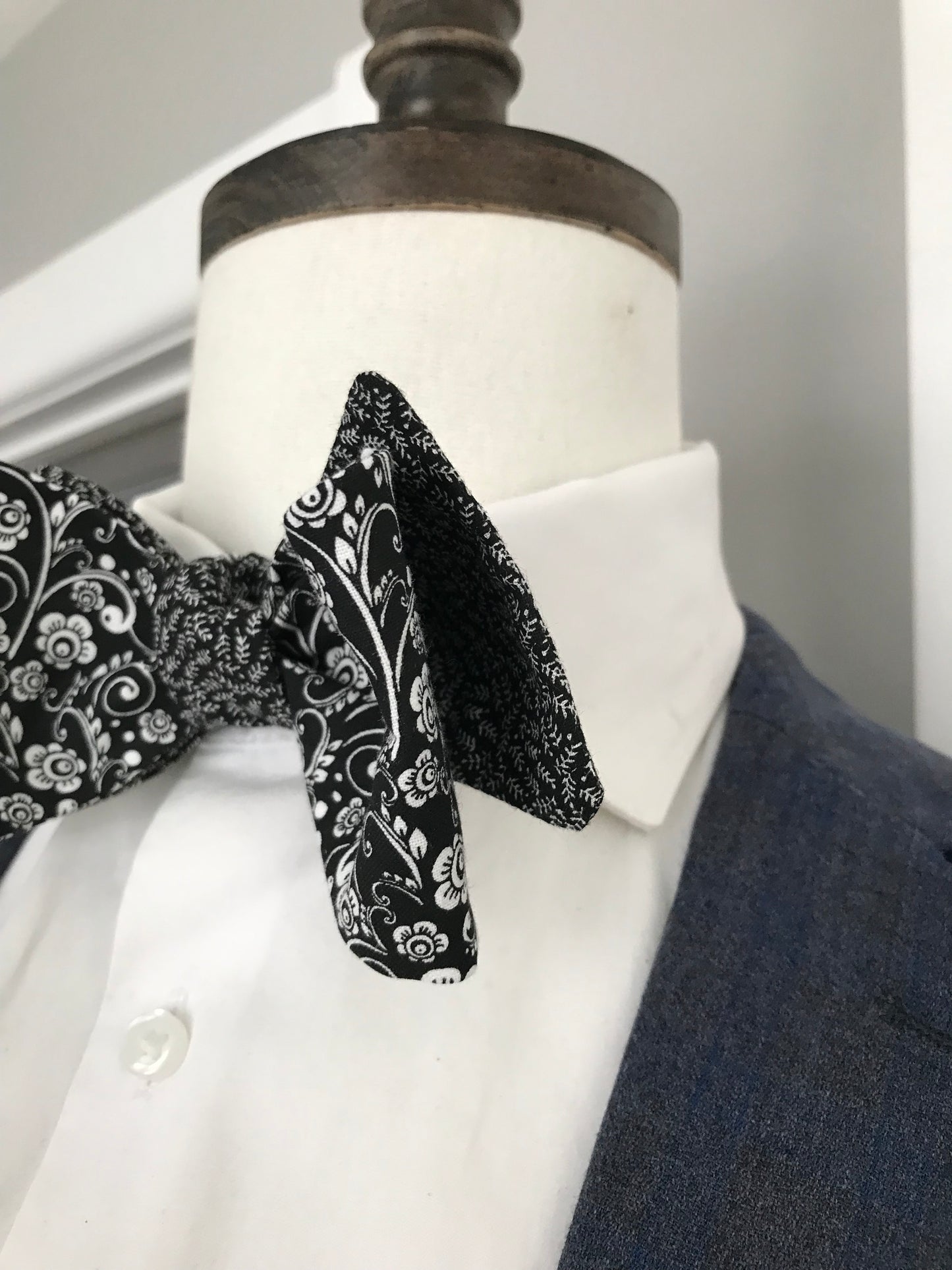 Black and white print reversible Bowtie set (traditional)