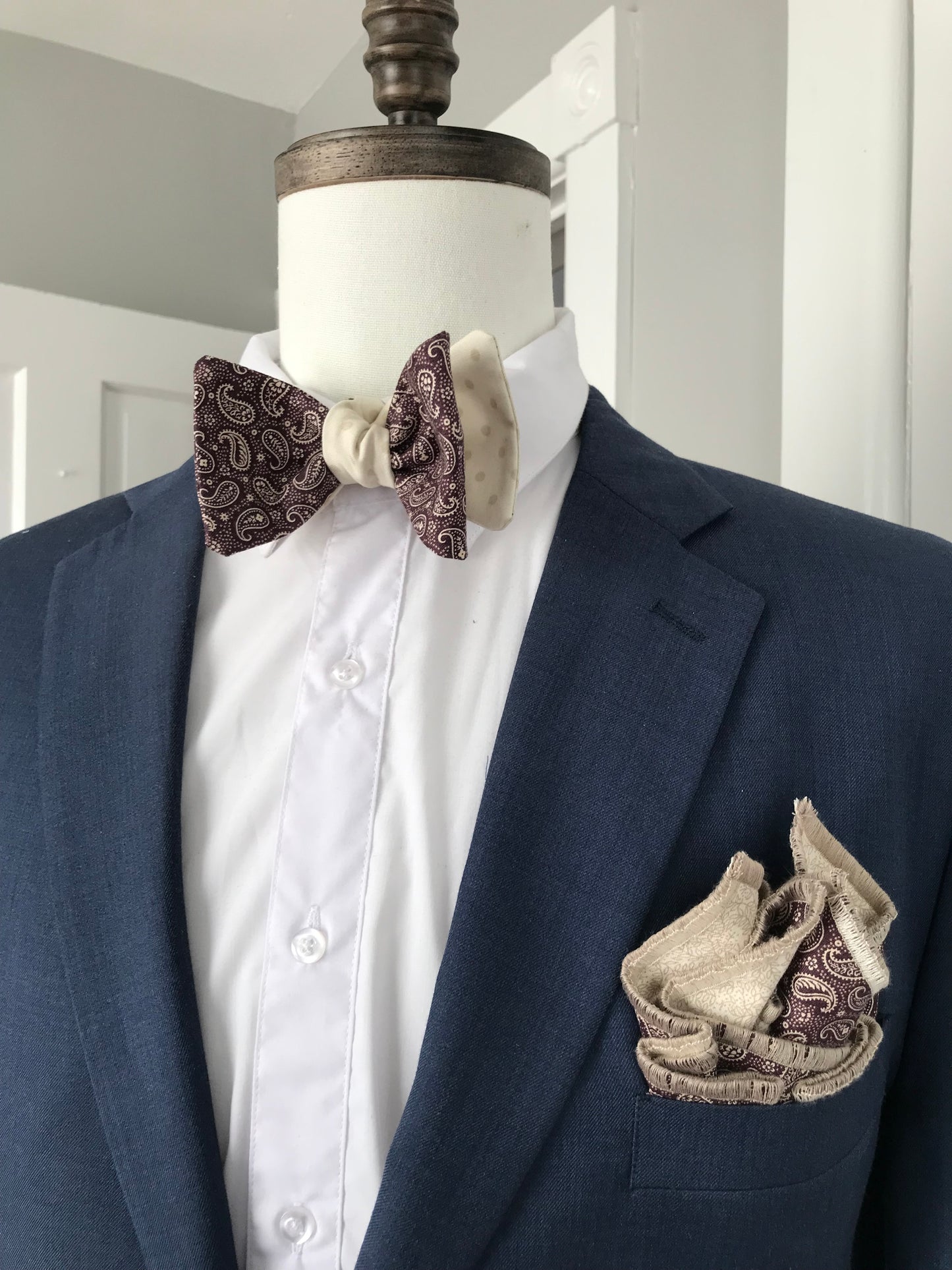 Purplish paisley print with beige dots reversible Bowtie set