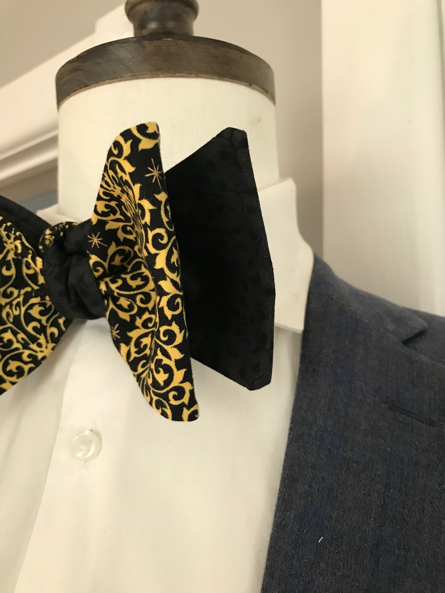 Black and gold print reversible Bowtie set (FATBOW)