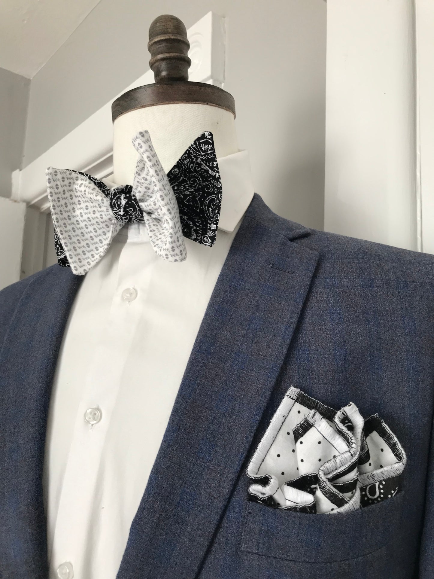 Black paisley and white print reversible Bowtie set (FATBOW)