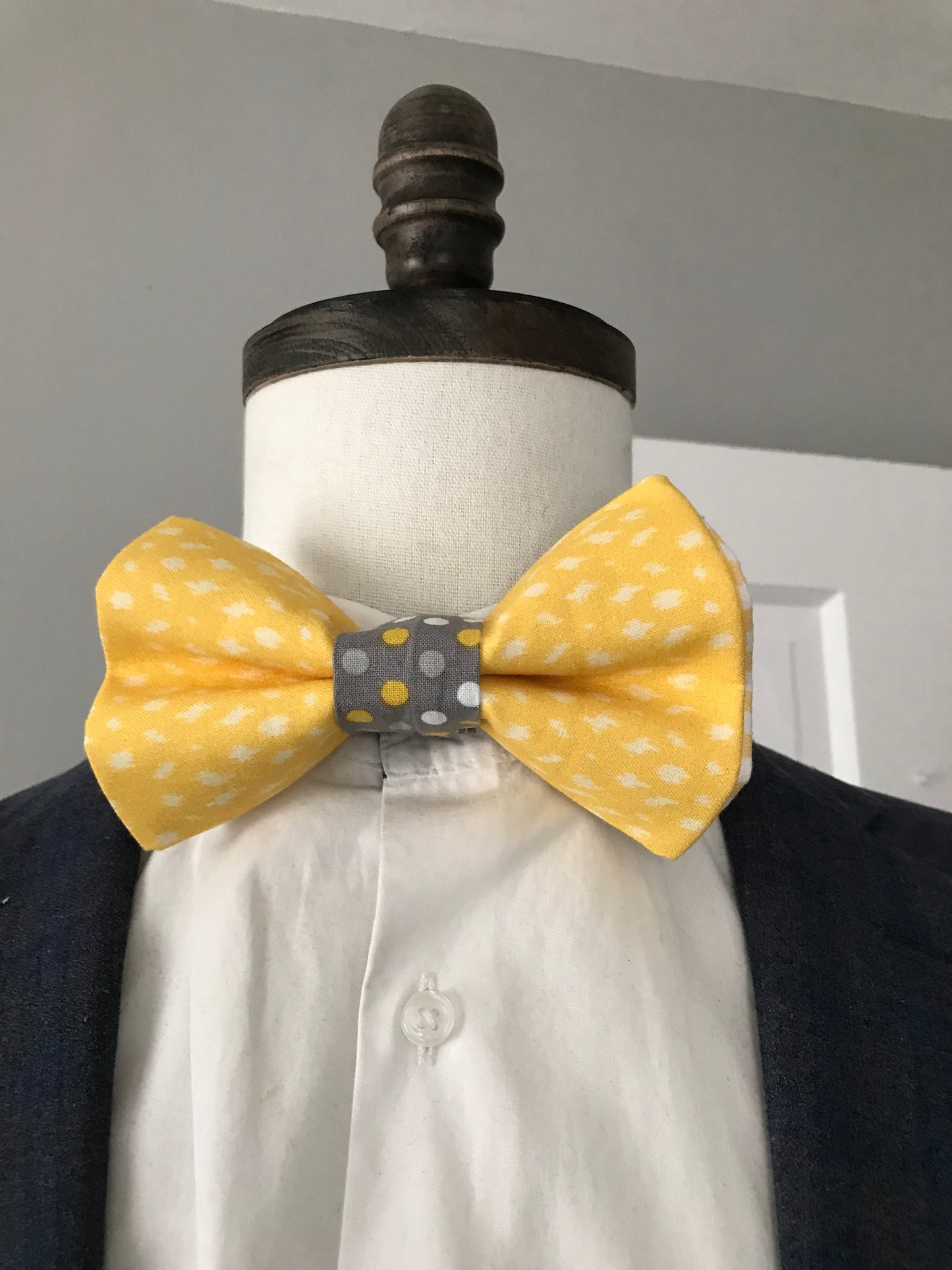 Yellow and grey prettied Bowtie