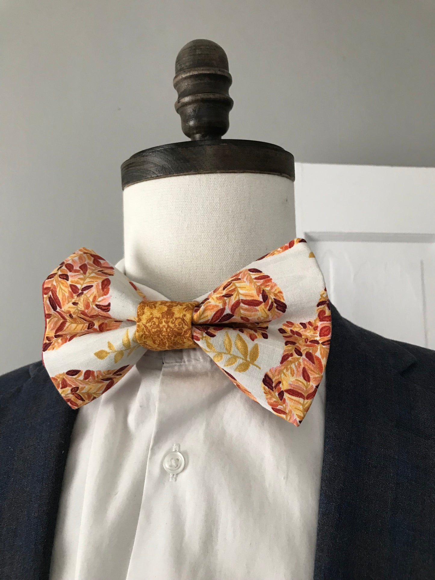 Gold and white prettied Bowtie