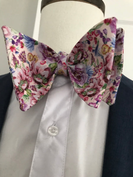 Pinkish Multi Flower print Bowtie Set