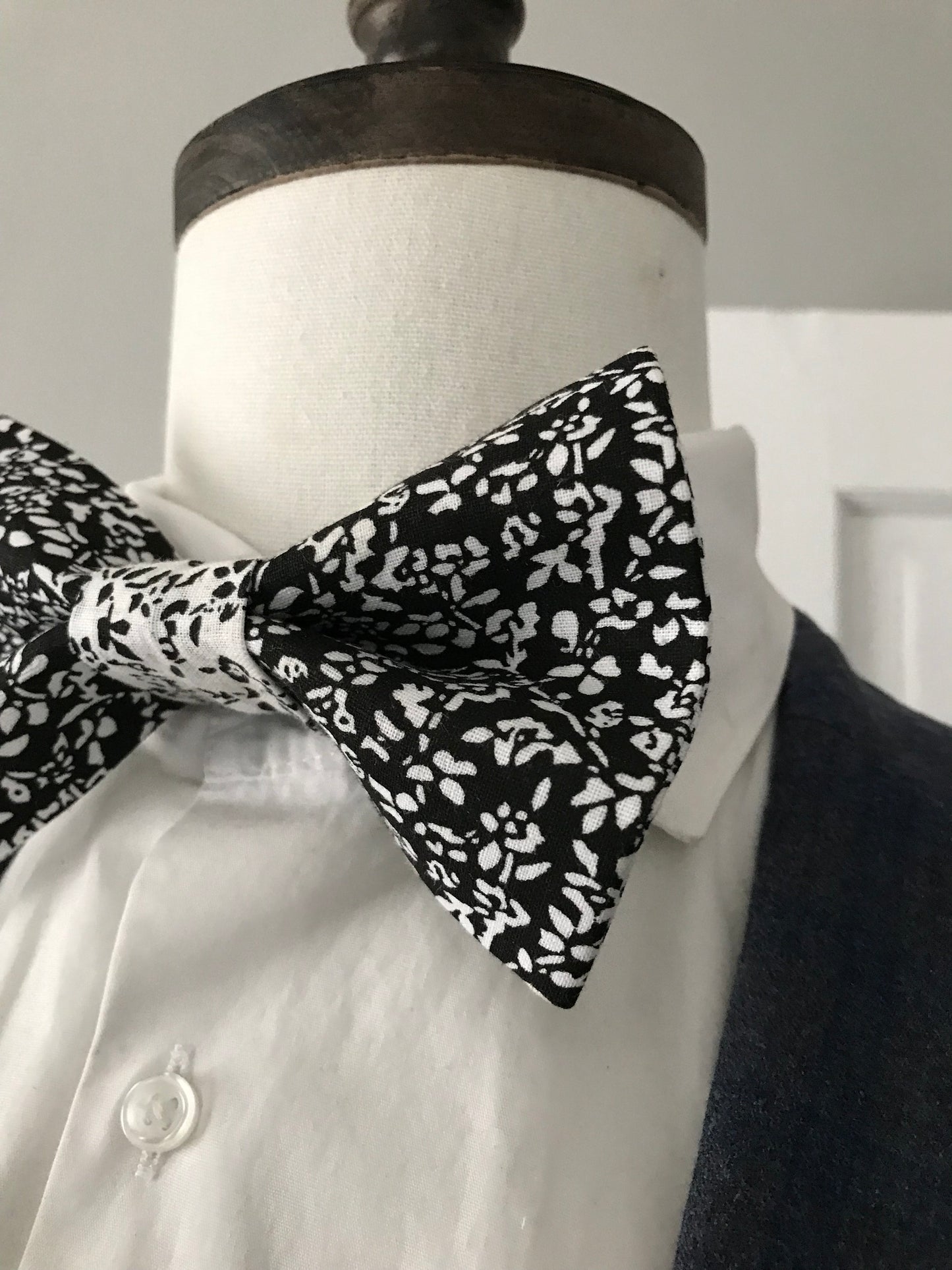 White and black prettied Bowtie