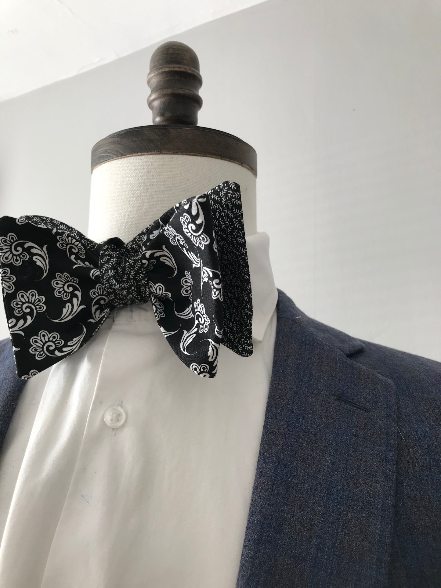 Black and white print reversible Bowtie set (FATBOW)