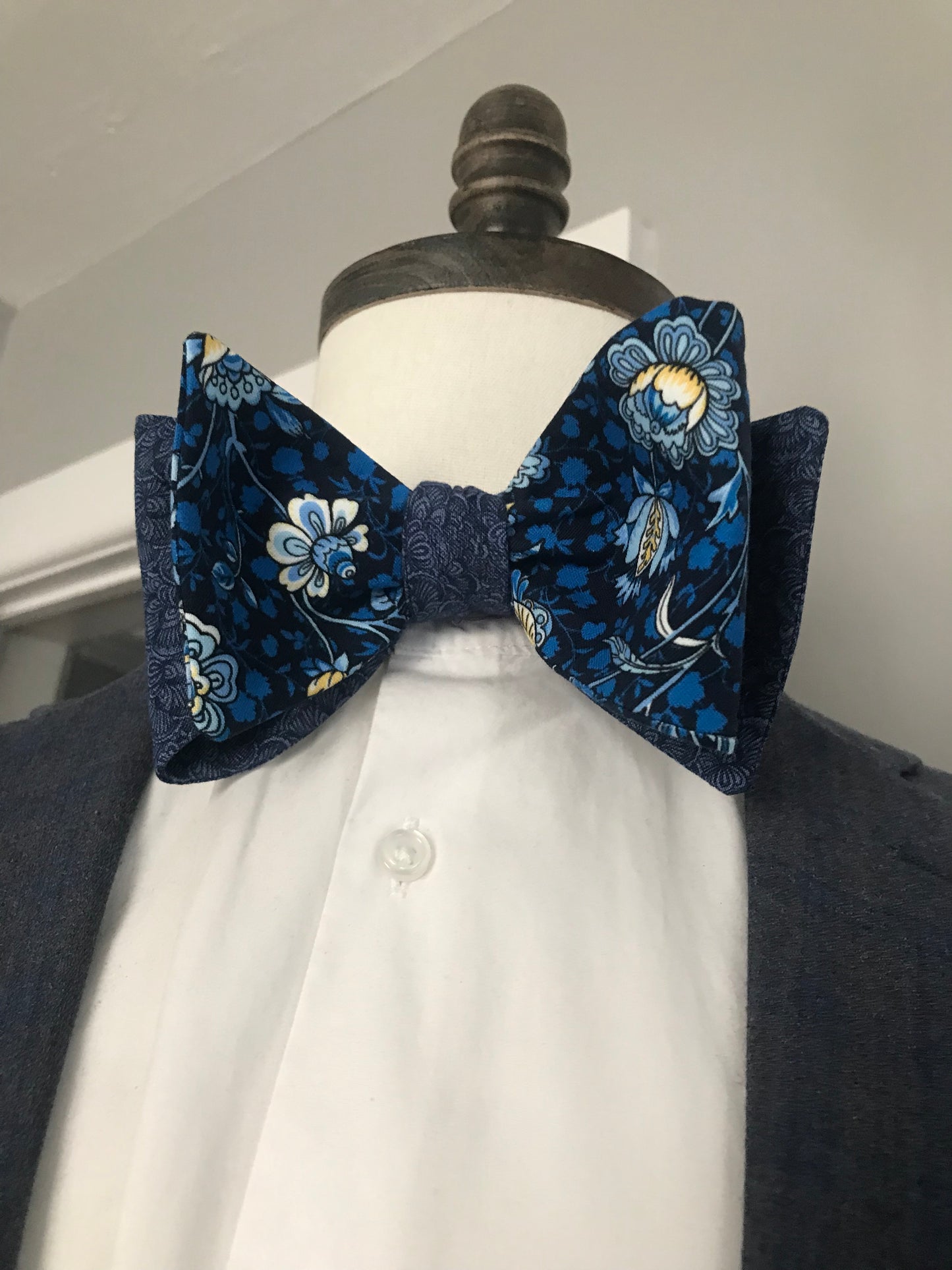 Blue flower and blue paisley print reversible Bowtie set (FATBOW)