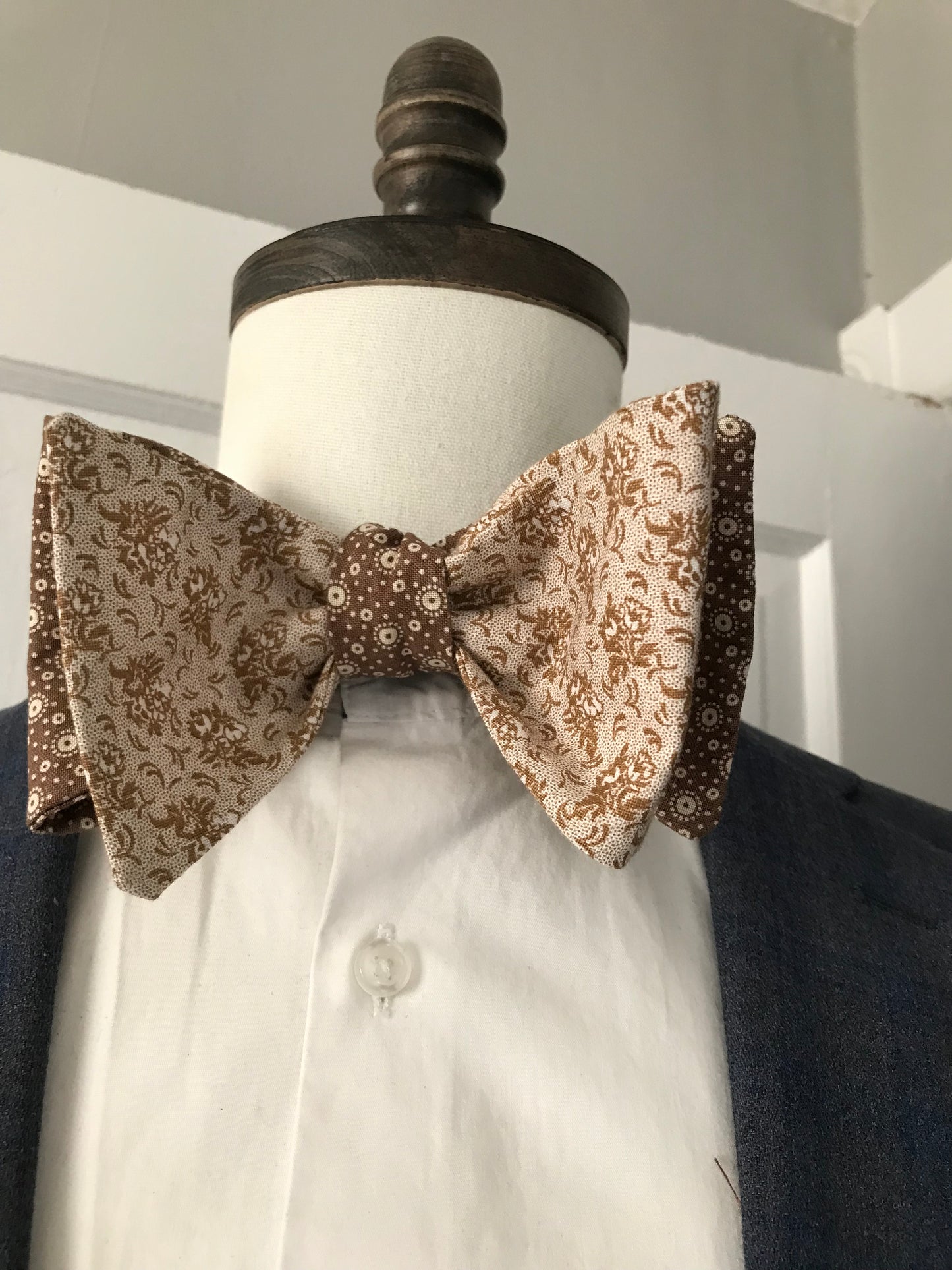 Tan and tan print reversible Bowtie set (FATBOW)