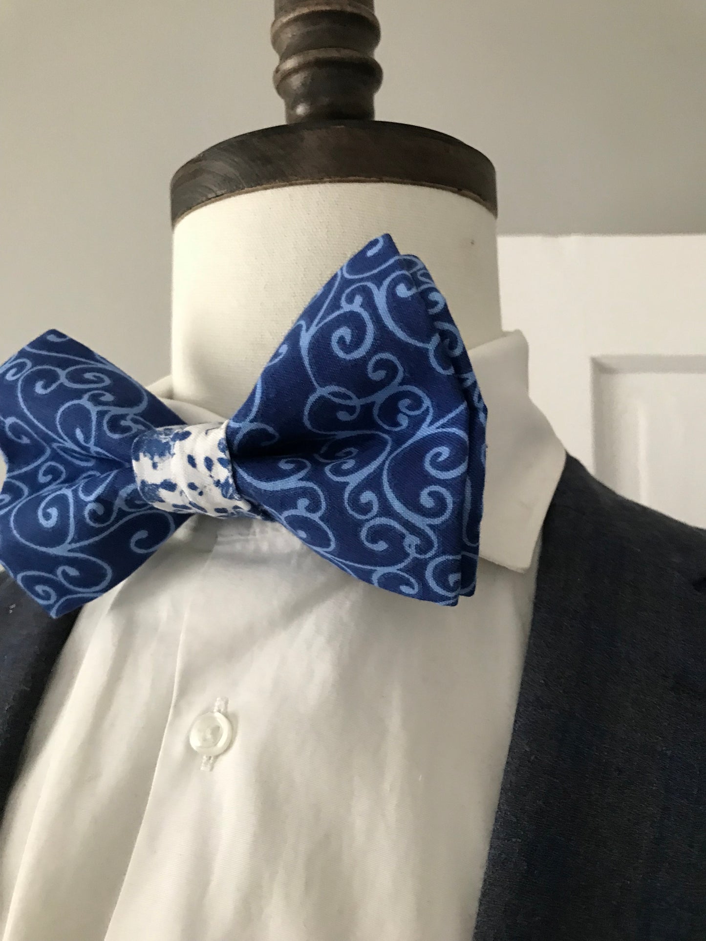 Dark blue prettied bowtie