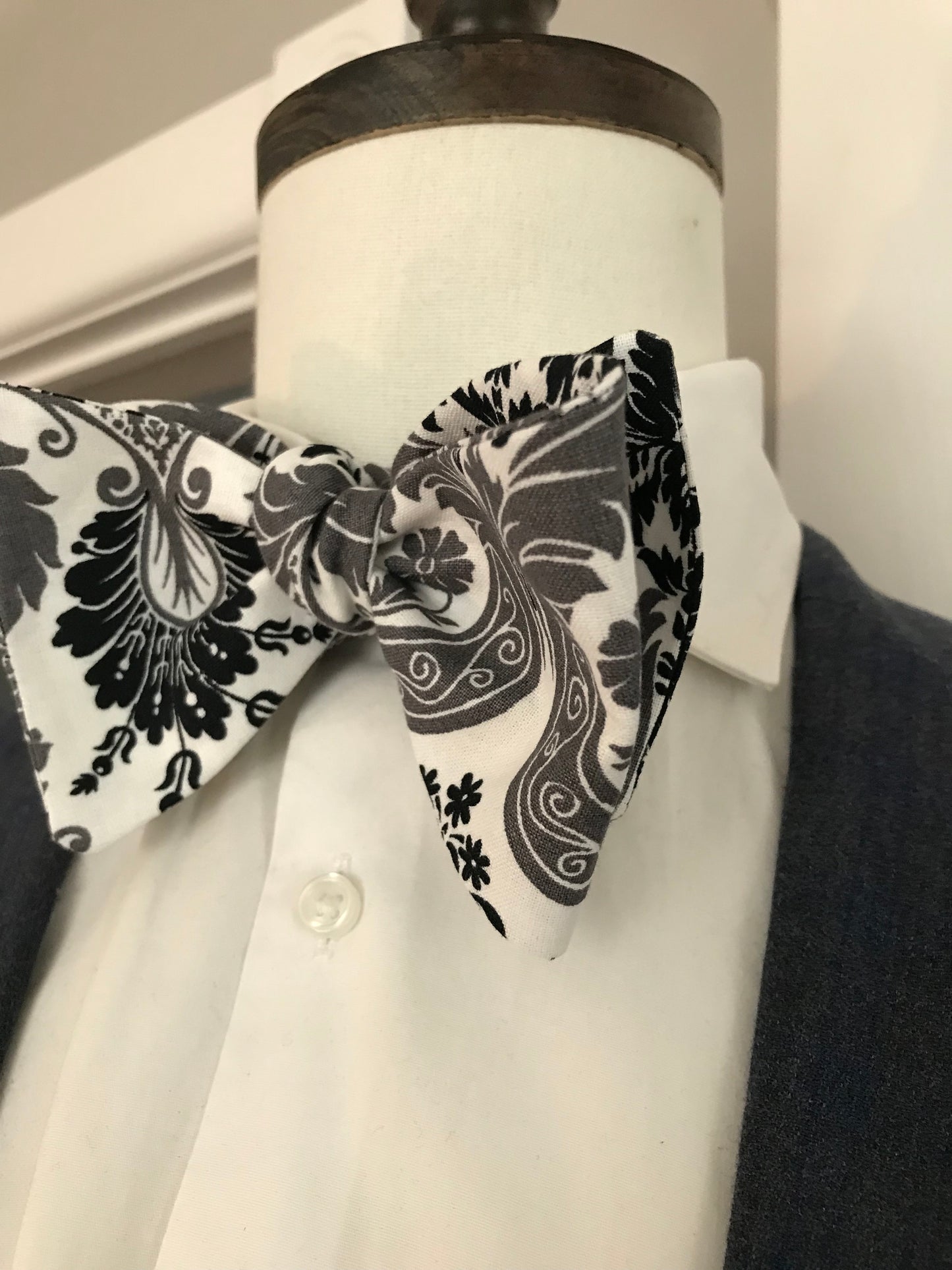 Grey and black paisley print Bowtie Set (FATBOW)