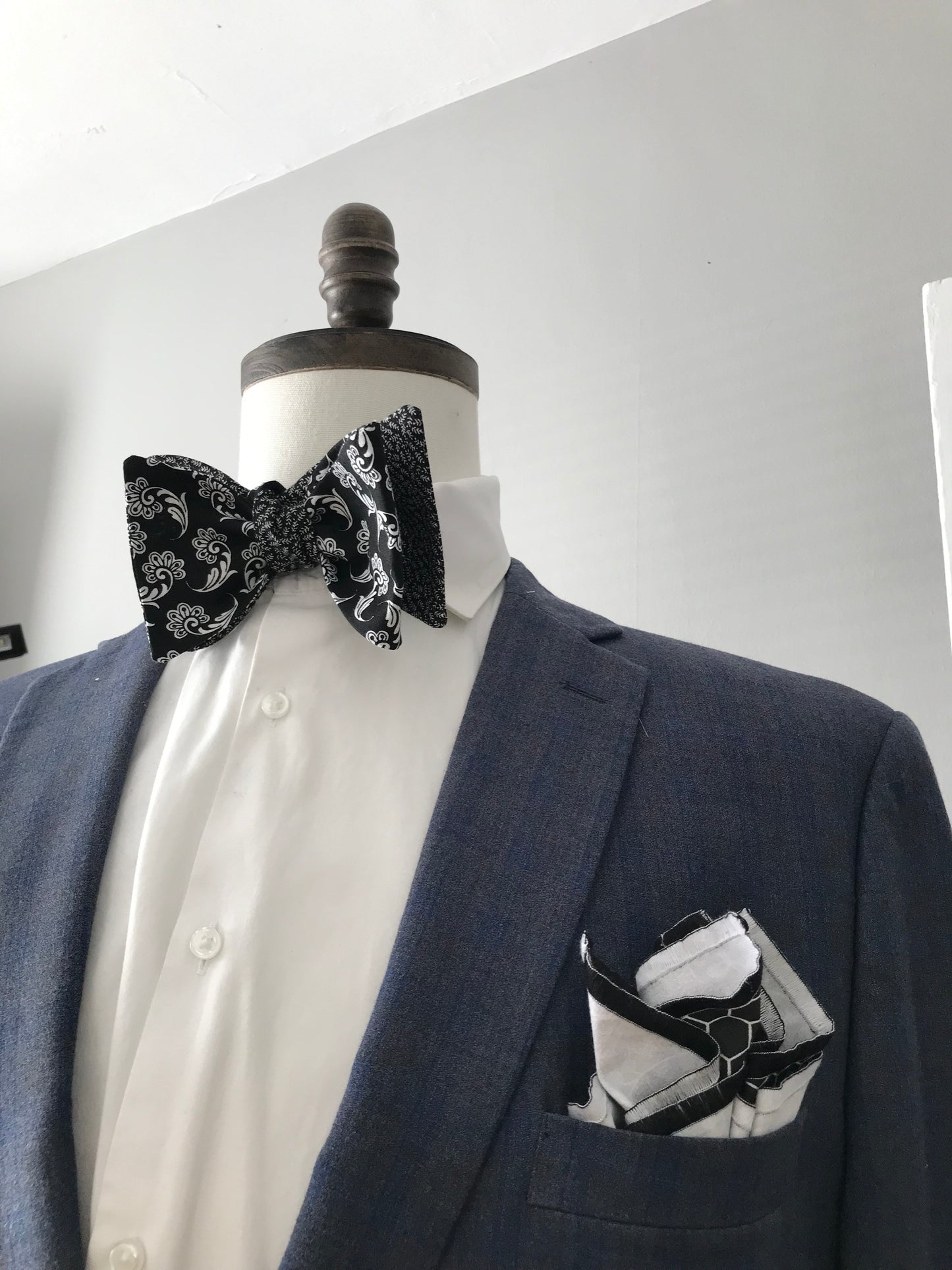 Black and white print reversible Bowtie set (FATBOW)