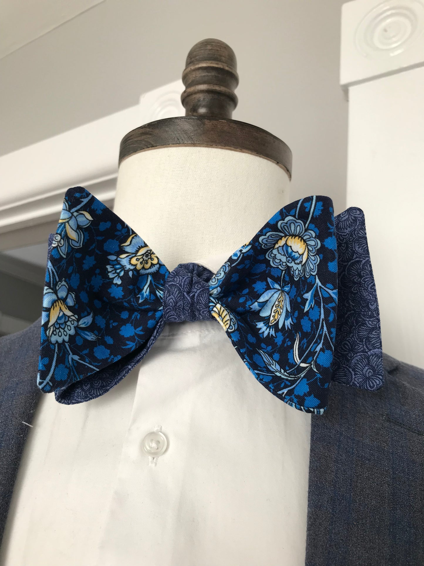 Blue and yellow print with blue paisley print reversible Bowtie set (FATBOW)