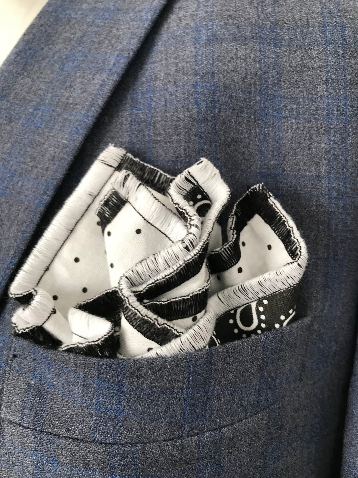 Black paisley and white print reversible Bowtie set (FATBOW)