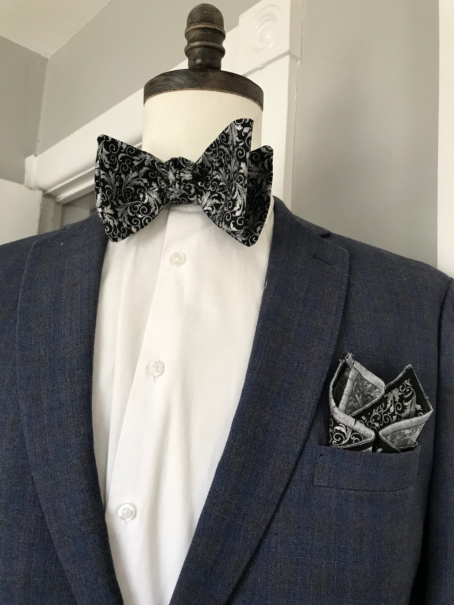 Black and silver Bowtie set (FATBOW)