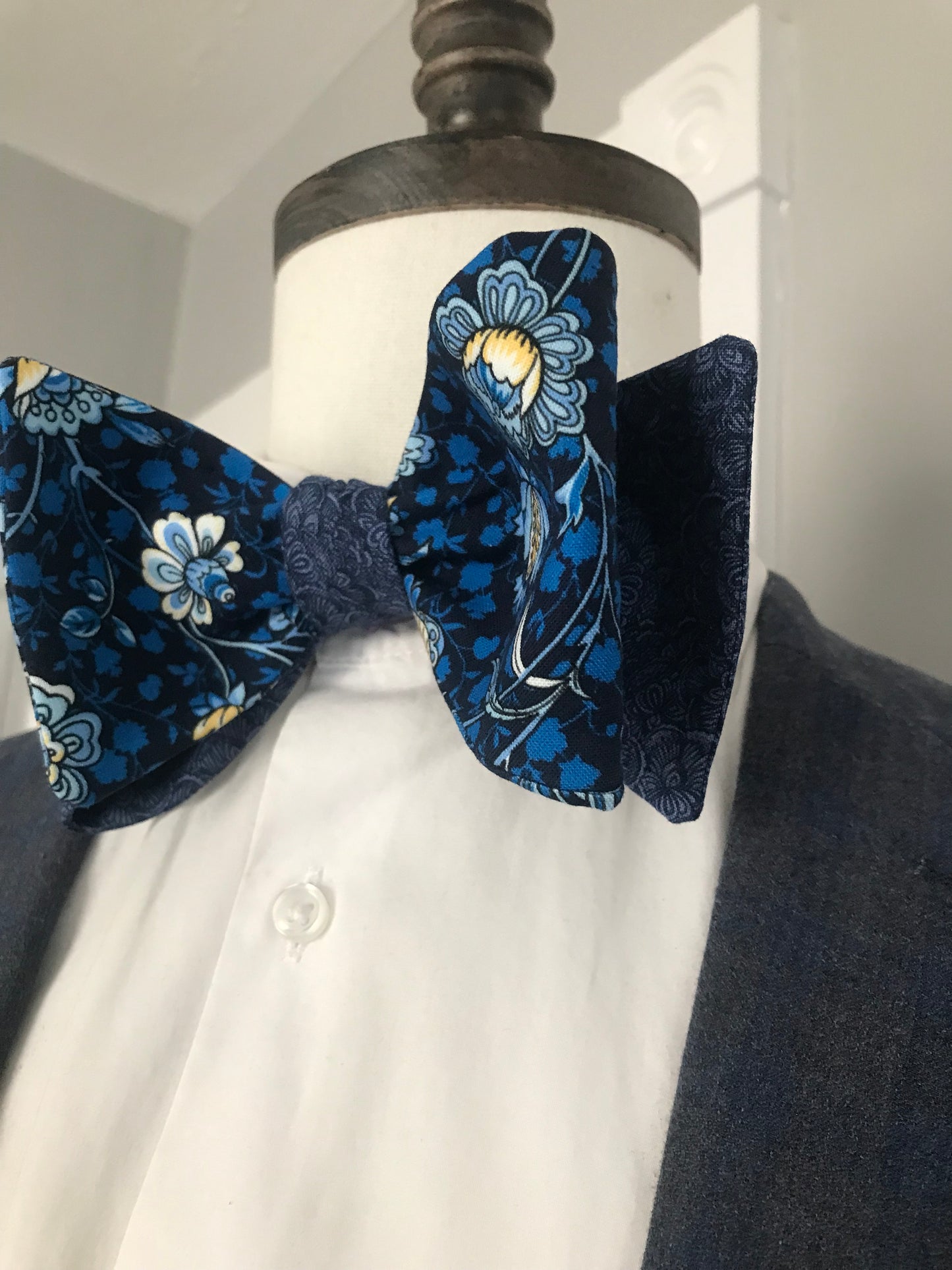 Blue flower and blue paisley print reversible Bowtie set (FATBOW)