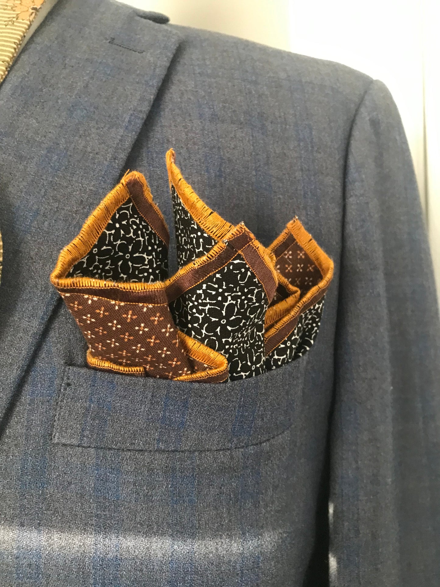 Black and goldish print reversible Bowtie set (FATBOW)