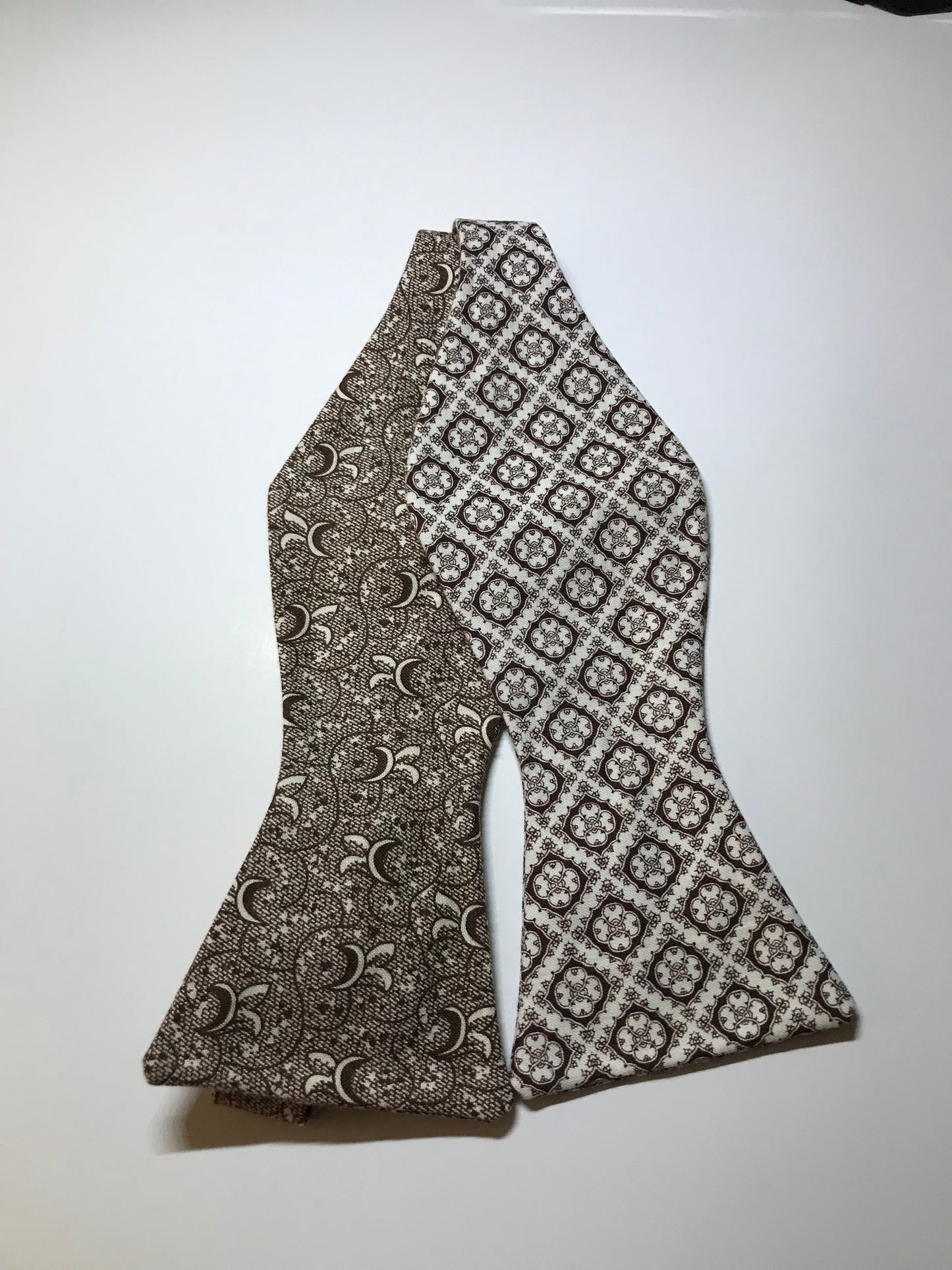 Brown and white print reversible Bowtie set with blending socks