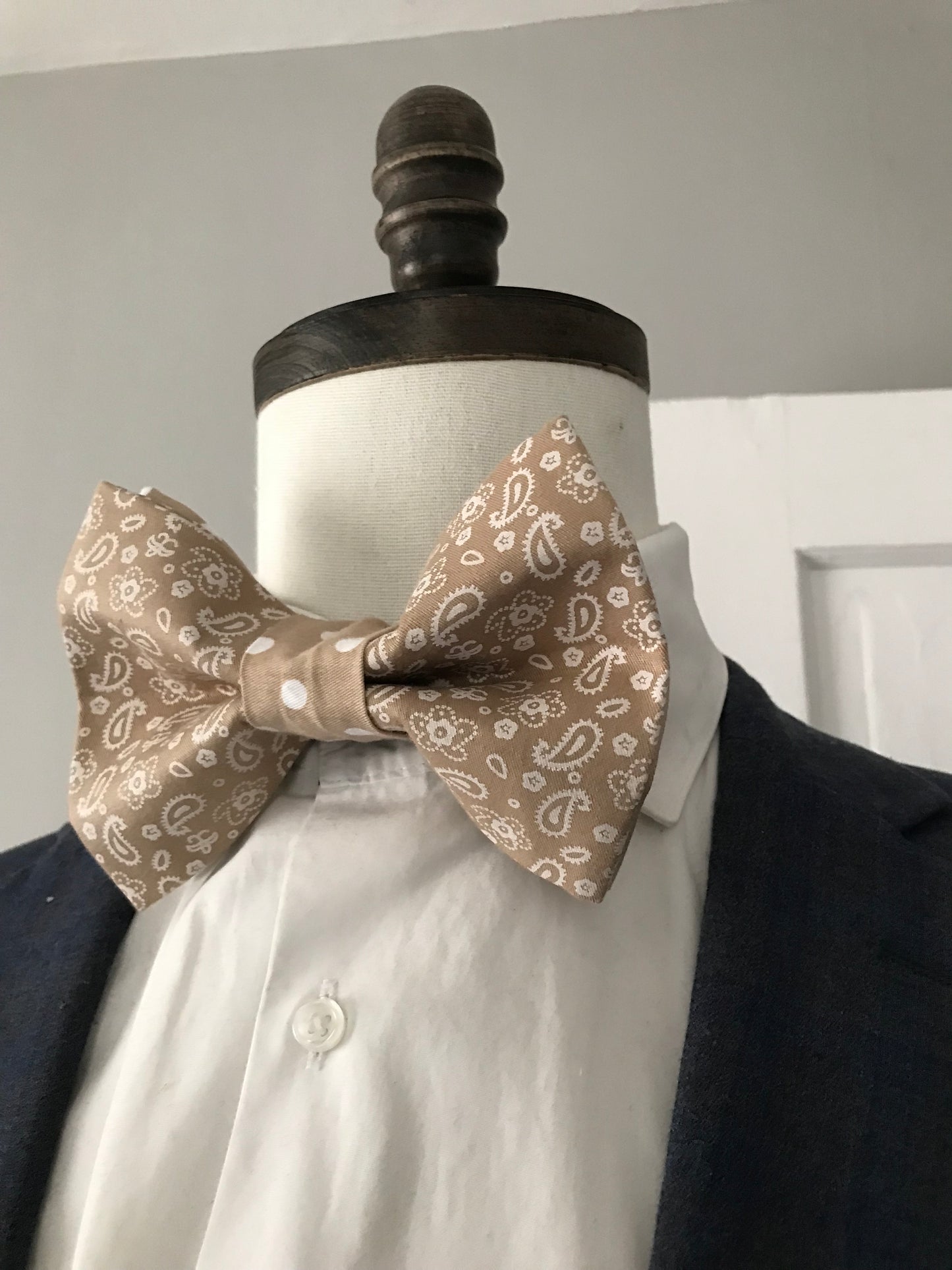 Tan print prettied Bowtie