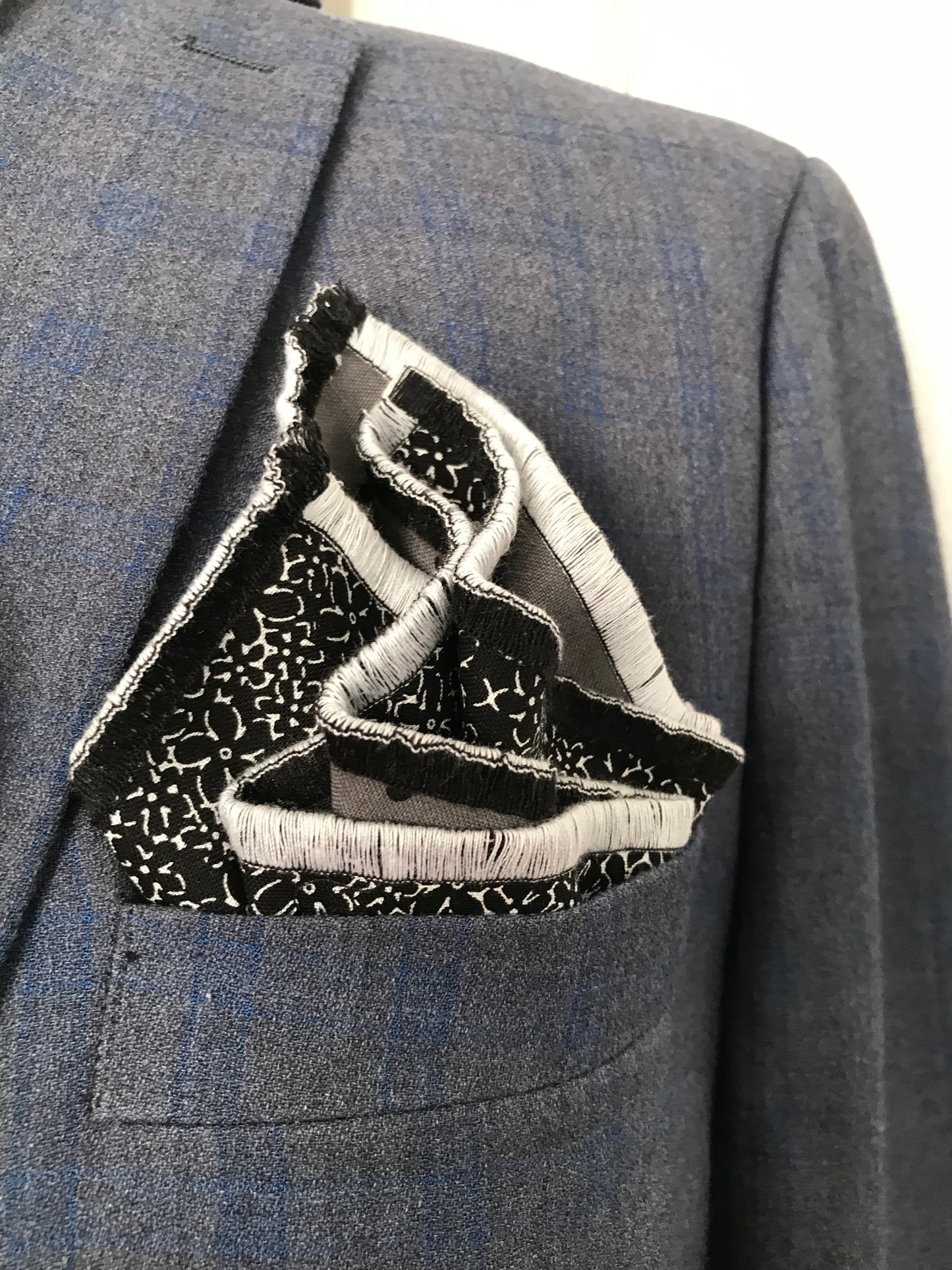 Black dot and mixed black and blue paisley print reversible Bowtie set (FATBOW)