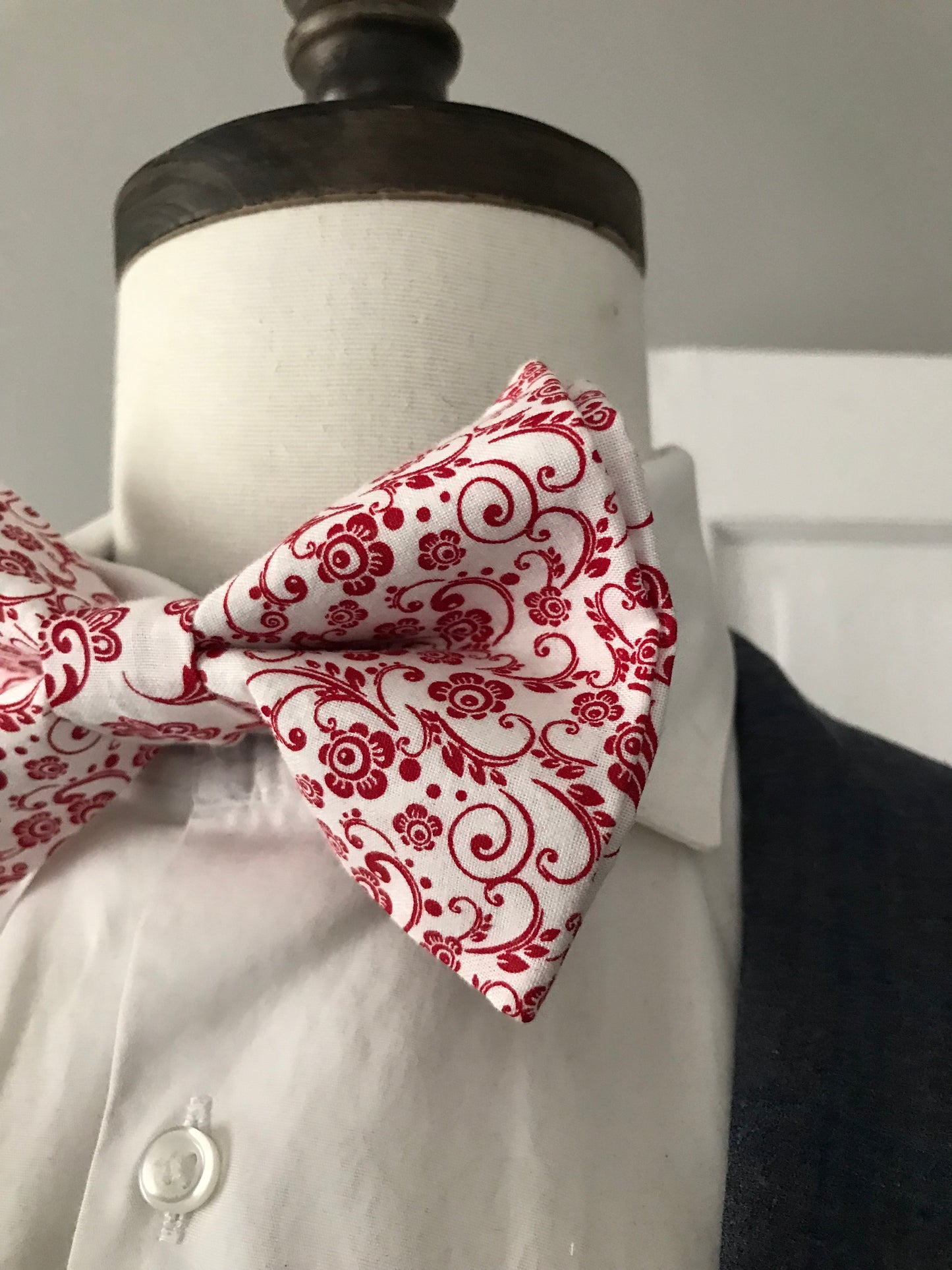 Red and white prettied bowtie