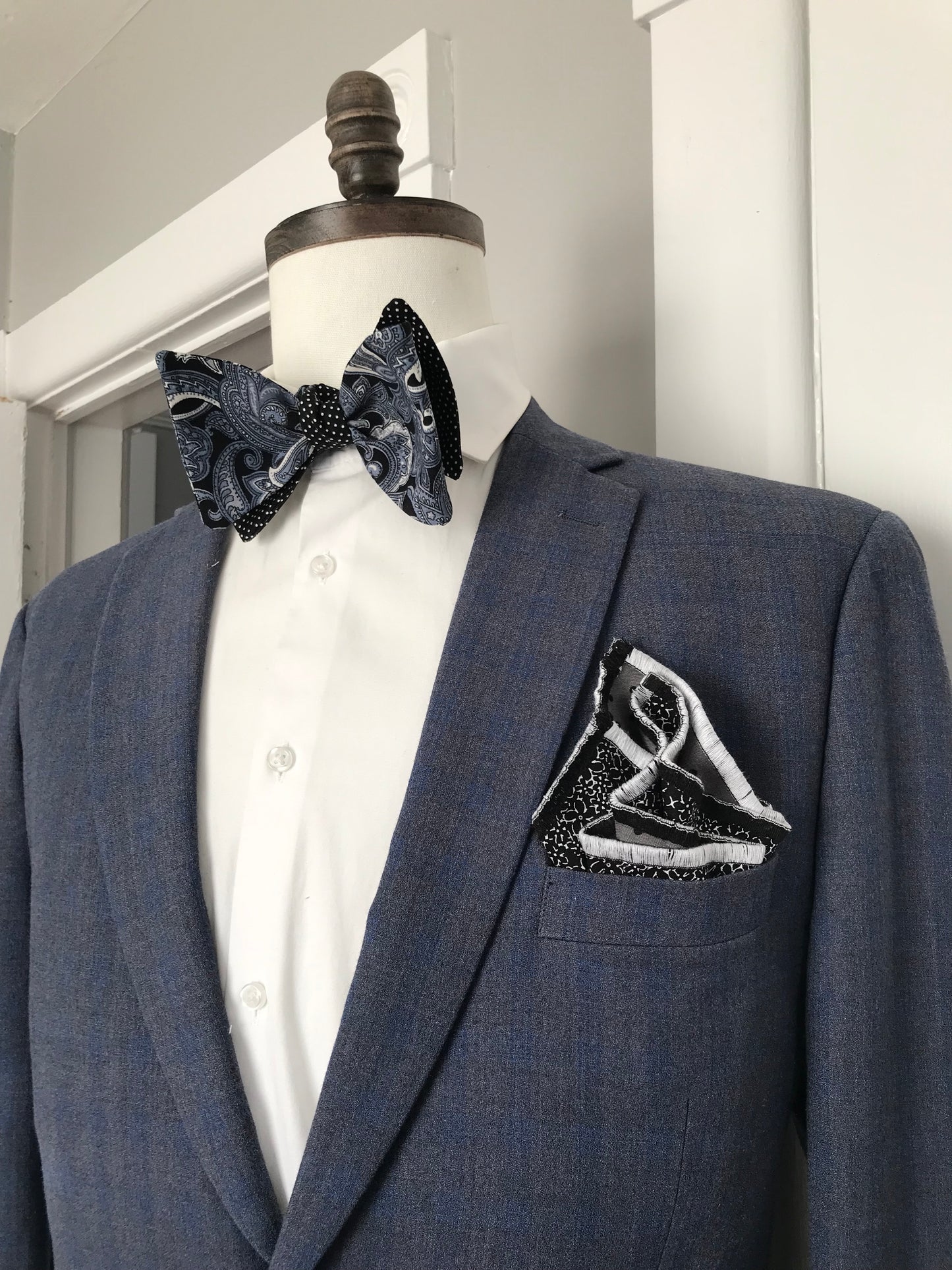 Black dot and mixed black and blue paisley print reversible Bowtie set (FATBOW)