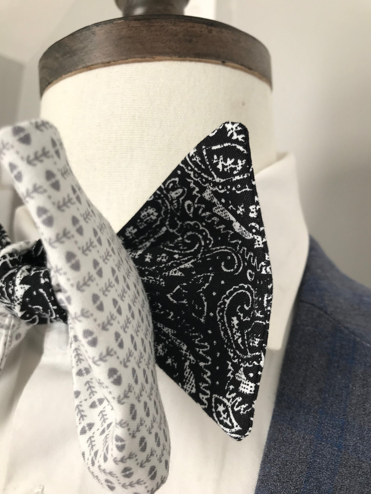 Black paisley and white print reversible Bowtie set (FATBOW)
