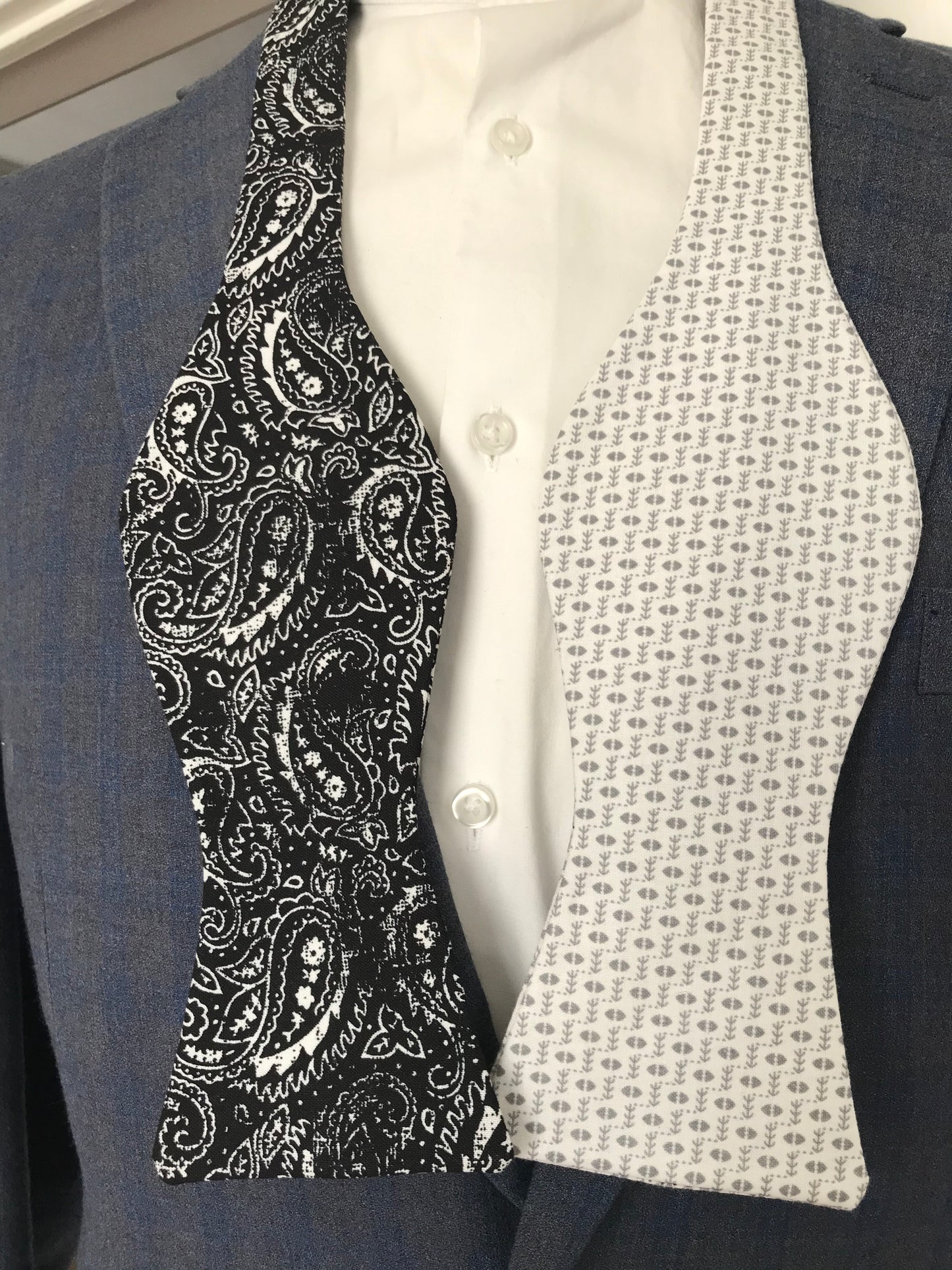 Black paisley and white print reversible Bowtie set (FATBOW)