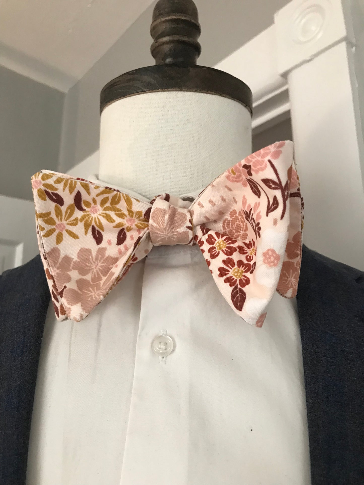 Peach tan specks of brown bowtie set (FATBOW)