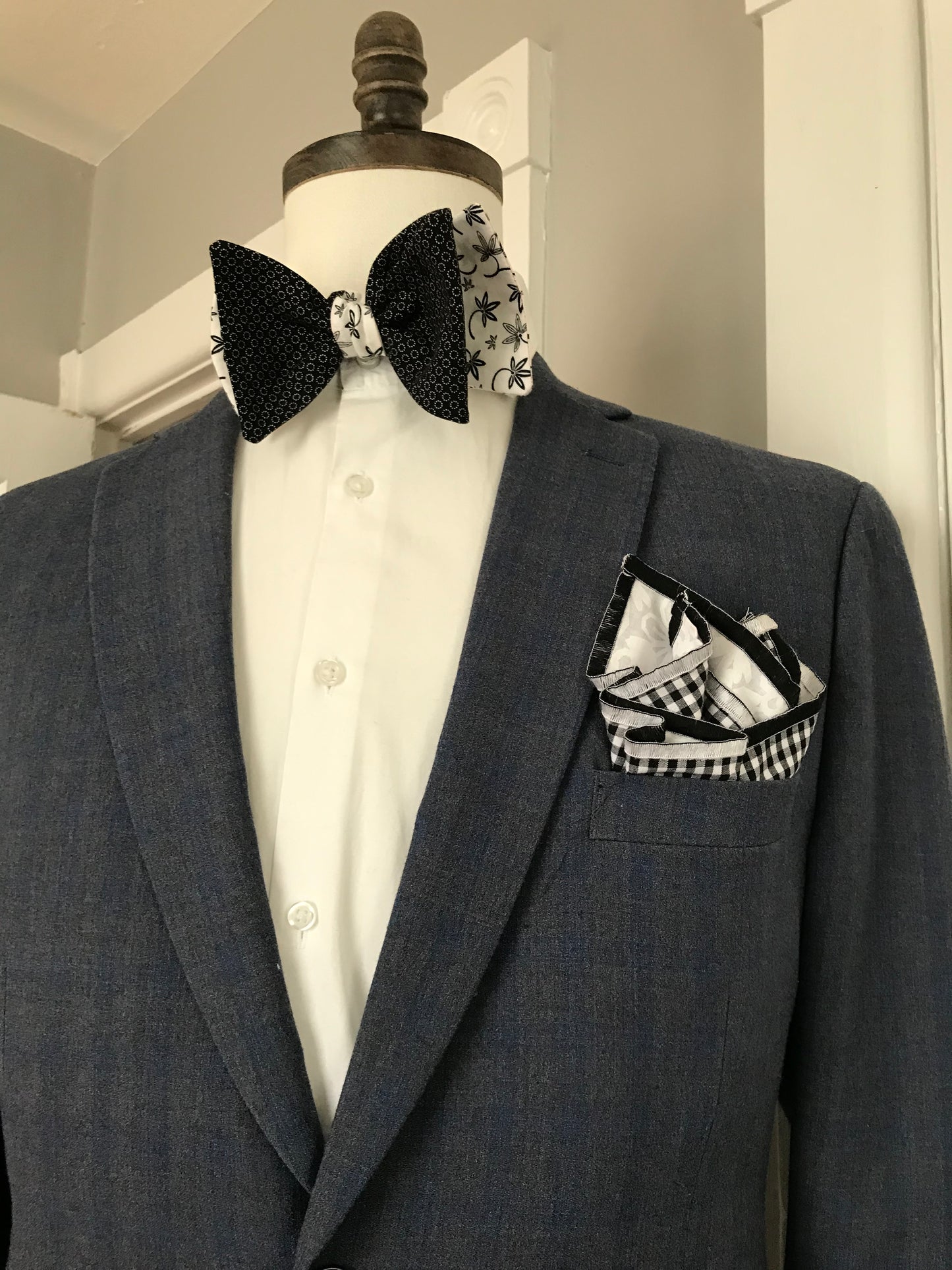 Black and white print reversible Bowtie set (FATBOW)